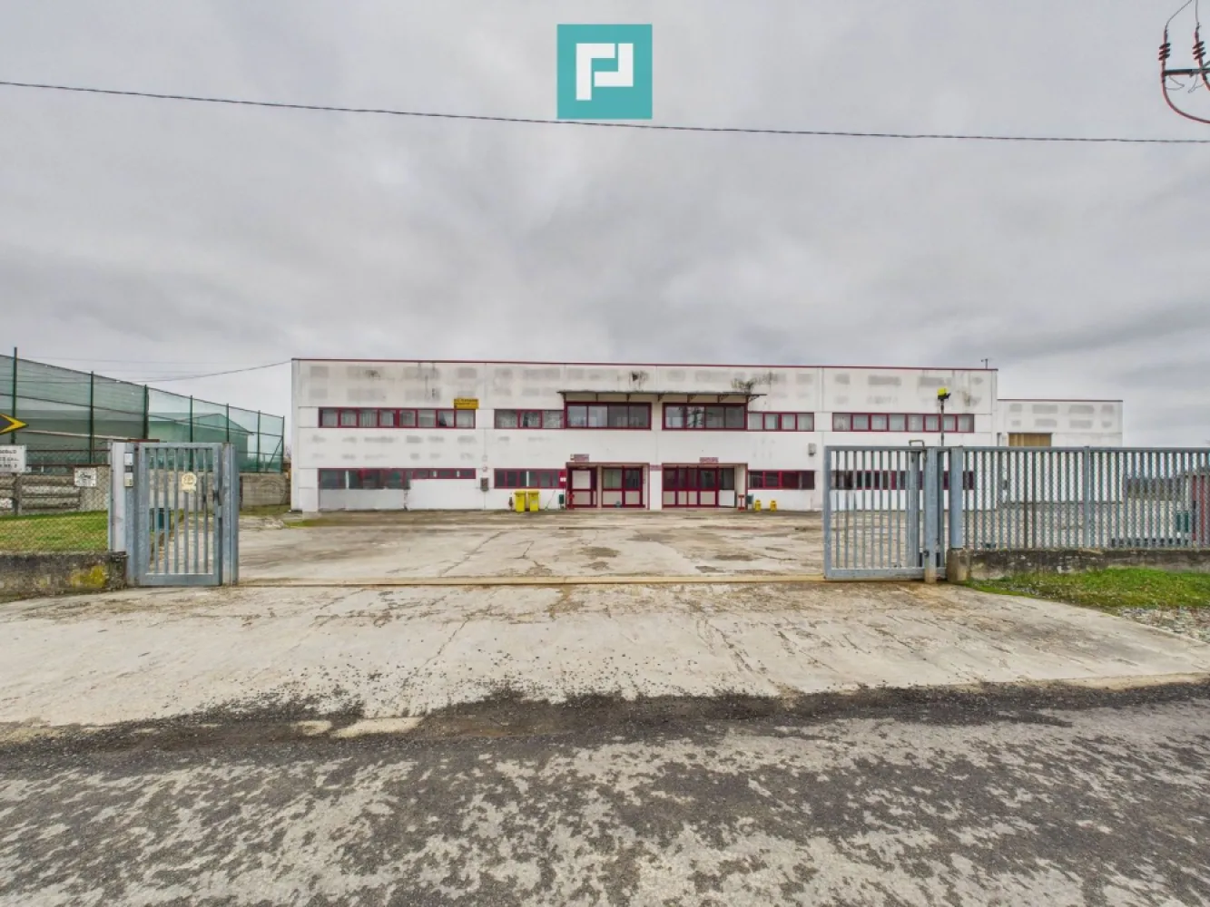 Hală de producție, cu birouri și teren, în Sebiș - PROPERTY LAB vă prezintă spre vânzare:

Hală industrială de producție – capacitate mare | Construcție solidă, ideală pentru activități industriale

Vă propunem spre vânzare o hală industrială de producție de mari dimensiuni, situată în orașul Sebiș, județul Arad, construită în anul 1998, concepută pentru activități industriale intensive, cu infrastructură completă și acces facil pentru transport greu.

Construcție și structură

Construcție realizată pe fundație din beton
Pereți din beton prefabricat, fabricați și montați în 1998 de firma INCONTRO PREFABBRICATI – Timișoara
Structură rezistentă la cutremur
Acoperiș realizat din structură de stâlpi de susținere tip Y, cu arcade din aluminiu
Podea industrială betonată
Curte betonată integral, de jur împrejur
Poartă din fier zincat, pe role metalice, cu acționare prin telecomandă
Acces TIR atât lateral, cât și în spatele fabricii

Suprafețe

Suprafață teren: 22.705 mp
Suprafață construită hală: 4.600 mp

Siguranță și utilități

Hidranți exteriori și interiori la fiecare intrare
Post Trafo propriu – capacitate 250 kW
Rezervor gaz metan – capacitate 5.000 l
Apă curentă
Canalizare
Drum asfaltat până în fața curții

Compartimentare și amenajări

Hala este compartimentată în 3 hale de producție

În partea frontală, la parter:
5 birouri open-space
1 birou închis
Grup sanitar dedicat birourilor
Zonă destinată personalului:
Vestiare separate bărbați / femei
Băi cu dușuri
Spațiu pentru servirea mesei

Etaj 1 (deasupra birourilor):

2 apartamente generoase pentru locuit
Hol spațios
Posibilitate sală de ședințe / spații administrative

Sisteme de încălzire

Încălzire cu cazan pe lemne
Sistem de încălzire pe gaz metan

Destinație actuală

Hala este funcțională și amenajată ca fabrică de producție încălțăminte, dotată cu aparatură de injectare talpă.
Aparatura se vinde separat și nu este inclusă în prețul halei, dar poate fi achiziționată opțional.

Recomandată pentru:

Producție industrială
Fabrici, logistică, depozitare
Investiție cu randament ridicat
Activități care necesită infrastructură solidă și acces TIR

Sper că această propunere îndeplinește așteptările dumneavoastră.

Pentru mai multe informații sau pentru a programa o vizionare, nu ezitați să mă contactați!

Claudiu Coșeri - Consultant Imobiliar Propertylab
Telefon: 0741 406 291

CP2853223