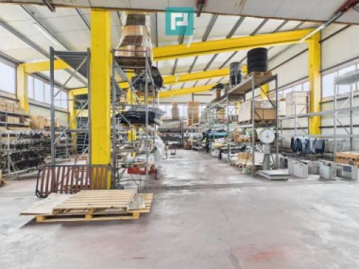 Hală de producție, cu birouri și teren, în Sebiș