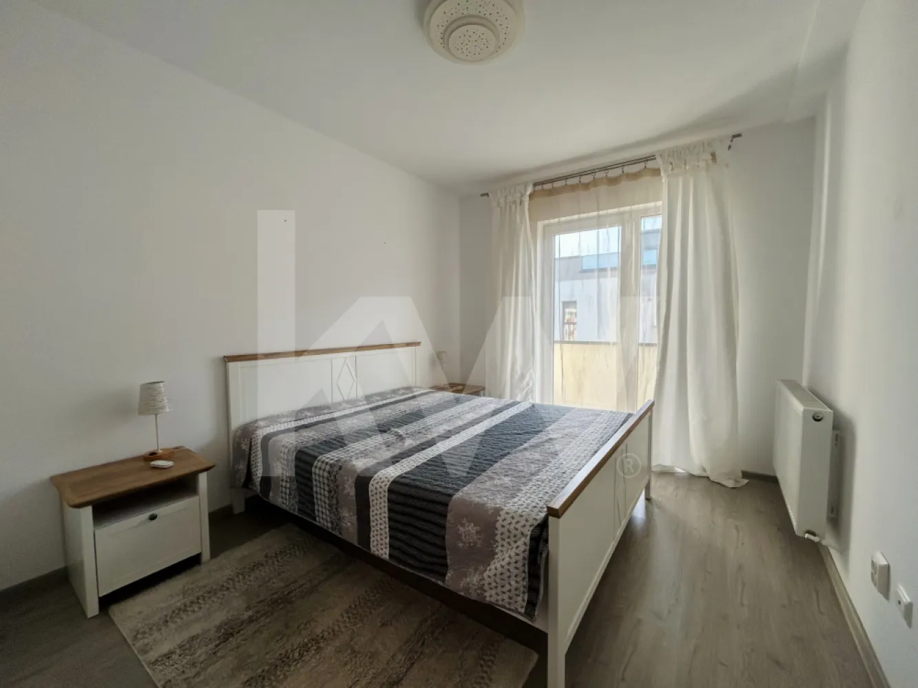 Apartament 2 camere BALANTA RESIDENCE - Vă propunem spre închiriere un apartament modern cu 2 camere, situat în Residence Balanța, la etajul 4 al unui imobil dotat cu lift.

Apartamentul este compartimentat semidecomandat și dispune de:

* dormitor;
* living cu bucătărie open-space;
* baie;
* hol;
* terasă.

Locuința beneficiază de o poziționare excelentă, fiind situată la aproximativ 5 minute de Promenada Sibiu și de centrul Sibiului, cu acces facil către principalele puncte de interes ale orașului.

Unul dintre atuurile sale este priveliștea panoramică spre munți, care poate fi admirată direct de pe terasă.

Apartamentul se închiriază cu loc de parcare inclus și este pet friendly.

O alegere ideală pentru cei care își doresc confort, accesibilitate și o priveliște deosebită într-o zonă bine conectată a orașului. Pentru detalii suplimentare și programarea unei vizionări, vă stăm la dispoziție.