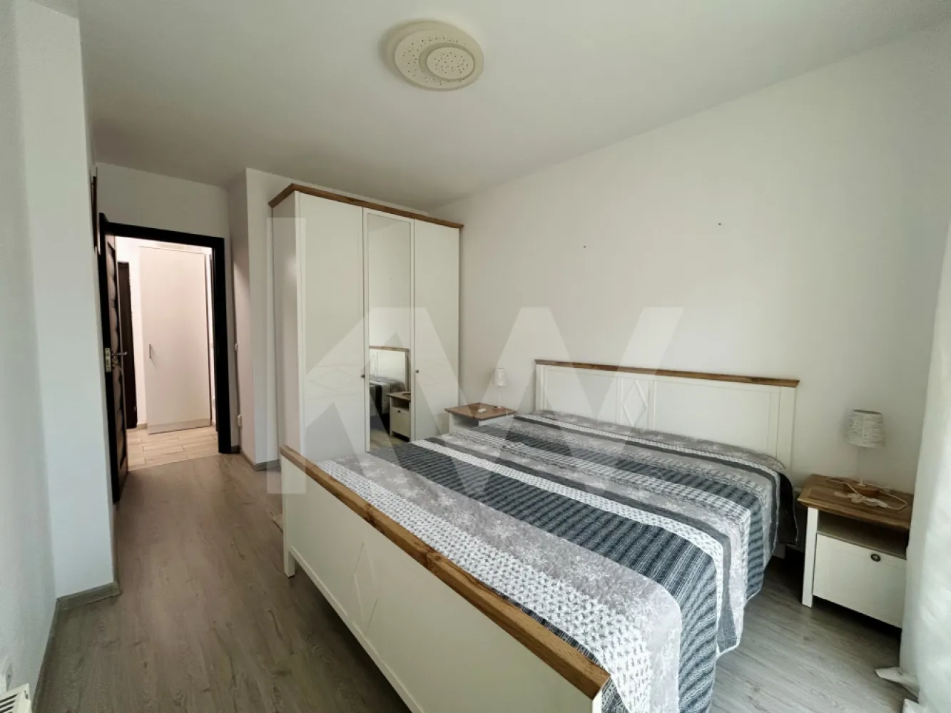 Apartament 2 camere BALANTA RESIDENCE - Vă propunem spre închiriere un apartament modern cu 2 camere, situat în Residence Balanța, la etajul 4 al unui imobil dotat cu lift.

Apartamentul este compartimentat semidecomandat și dispune de:

* dormitor;
* living cu bucătărie open-space;
* baie;
* hol;
* terasă.

Locuința beneficiază de o poziționare excelentă, fiind situată la aproximativ 5 minute de Promenada Sibiu și de centrul Sibiului, cu acces facil către principalele puncte de interes ale orașului.

Unul dintre atuurile sale este priveliștea panoramică spre munți, care poate fi admirată direct de pe terasă.

Apartamentul se închiriază cu loc de parcare inclus și este pet friendly.

O alegere ideală pentru cei care își doresc confort, accesibilitate și o priveliște deosebită într-o zonă bine conectată a orașului. Pentru detalii suplimentare și programarea unei vizionări, vă stăm la dispoziție.