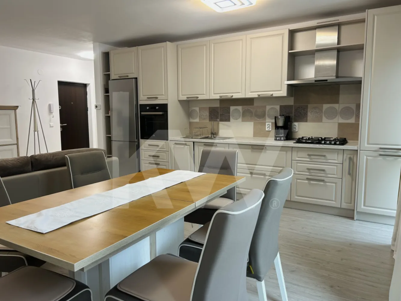 Apartament 2 camere BALANTA RESIDENCE - Vă propunem spre închiriere un apartament modern cu 2 camere, situat în Residence Balanța, la etajul 4 al unui imobil dotat cu lift.

Apartamentul este compartimentat semidecomandat și dispune de:

* dormitor;
* living cu bucătărie open-space;
* baie;
* hol;
* terasă.

Locuința beneficiază de o poziționare excelentă, fiind situată la aproximativ 5 minute de Promenada Sibiu și de centrul Sibiului, cu acces facil către principalele puncte de interes ale orașului.

Unul dintre atuurile sale este priveliștea panoramică spre munți, care poate fi admirată direct de pe terasă.

Apartamentul se închiriază cu loc de parcare inclus și este pet friendly.

O alegere ideală pentru cei care își doresc confort, accesibilitate și o priveliște deosebită într-o zonă bine conectată a orașului. Pentru detalii suplimentare și programarea unei vizionări, vă stăm la dispoziție.