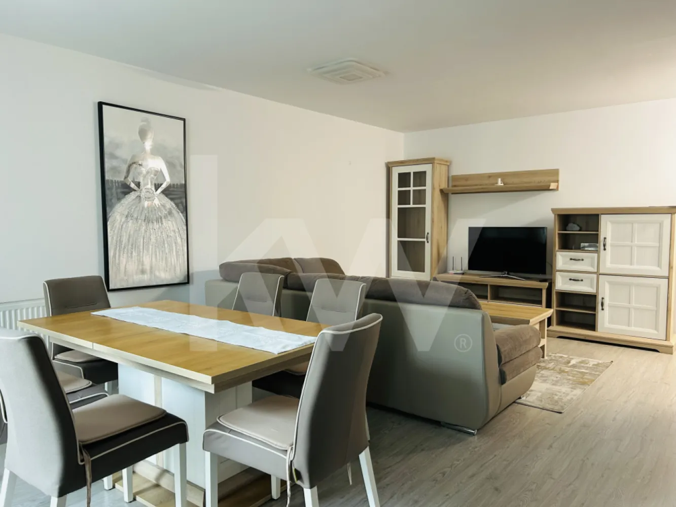 Apartament 2 camere BALANTA RESIDENCE - Vă propunem spre închiriere un apartament modern cu 2 camere, situat în Residence Balanța, la etajul 4 al unui imobil dotat cu lift.

Apartamentul este compartimentat semidecomandat și dispune de:

* dormitor;
* living cu bucătărie open-space;
* baie;
* hol;
* terasă.

Locuința beneficiază de o poziționare excelentă, fiind situată la aproximativ 5 minute de Promenada Sibiu și de centrul Sibiului, cu acces facil către principalele puncte de interes ale orașului.

Unul dintre atuurile sale este priveliștea panoramică spre munți, care poate fi admirată direct de pe terasă.

Apartamentul se închiriază cu loc de parcare inclus și este pet friendly.

O alegere ideală pentru cei care își doresc confort, accesibilitate și o priveliște deosebită într-o zonă bine conectată a orașului. Pentru detalii suplimentare și programarea unei vizionări, vă stăm la dispoziție.