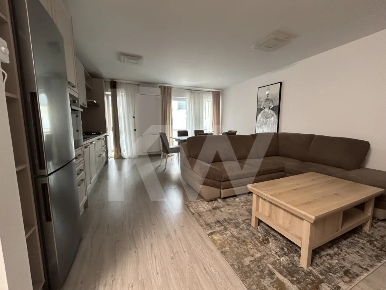 Apartament 2 camere BALANTA RESIDENCE - Vă propunem spre închiriere un apartament modern cu 2 camere, situat în Residence Balanța, la etajul 4 al unui imobil dotat cu lift.

Apartamentul este compartimentat semidecomandat și dispune de:

* dormitor;
* living cu bucătărie open-space;
* baie;
* hol;
* terasă.

Locuința beneficiază de o poziționare excelentă, fiind situată la aproximativ 5 minute de Promenada Sibiu și de centrul Sibiului, cu acces facil către principalele puncte de interes ale orașului.

Unul dintre atuurile sale este priveliștea panoramică spre munți, care poate fi admirată direct de pe terasă.

Apartamentul se închiriază cu loc de parcare inclus și este pet friendly.

O alegere ideală pentru cei care își doresc confort, accesibilitate și o priveliște deosebită într-o zonă bine conectată a orașului. Pentru detalii suplimentare și programarea unei vizionări, vă stăm la dispoziție.