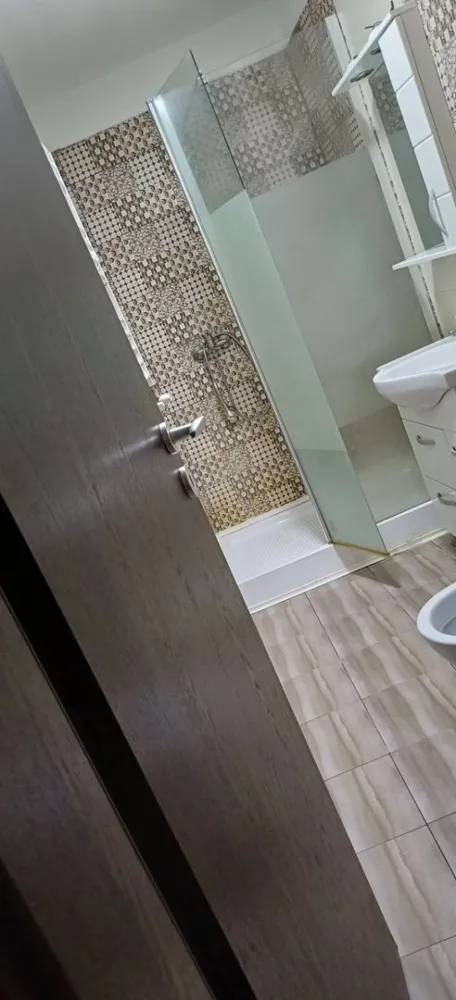 Garsonieră semidecomandată de vânzare – Chiajna/Dudu - 32 mp - Vă propun spre vânzare o garsonieră semidecomandată, situată în Chiajna, cu o suprafață utilă de 32 mp, ideală atât pentru locuit, cât și pentru investiție.

Locuința dispune de un living luminos, bucătărie open-space, baie și spații bine organizate, oferind un ambient confortabil și funcțional. Garsoniera se vinde mobilată și parțial utilată, fiind pregătită pentru mutare sau personalizare după preferințele viitorului proprietar.

Este amplasată la etajul 5 din 5 (mansarda) al unui imobil dotat cu lift, ceea ce oferă un plus de izolare. Beneficiază de centrală termică pe etaj și aer condiționat, pentru un confort sporit pe tot parcursul anului.

Zona este în continuă dezvoltare, cu acces facil către mijloace de transport, magazine, centre comerciale și alte puncte de interes.

Pentru mai multe informații sau pentru programarea unei vizionări, vă stau la dispoziție.

tel. 0751454742