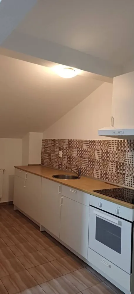 Garsonieră semidecomandată de vânzare – Chiajna/Dudu - 32 mp - Vă propun spre vânzare o garsonieră semidecomandată, situată în Chiajna, cu o suprafață utilă de 32 mp, ideală atât pentru locuit, cât și pentru investiție.

Locuința dispune de un living luminos, bucătărie open-space, baie și spații bine organizate, oferind un ambient confortabil și funcțional. Garsoniera se vinde mobilată și parțial utilată, fiind pregătită pentru mutare sau personalizare după preferințele viitorului proprietar.

Este amplasată la etajul 5 din 5 (mansarda) al unui imobil dotat cu lift, ceea ce oferă un plus de izolare. Beneficiază de centrală termică pe etaj și aer condiționat, pentru un confort sporit pe tot parcursul anului.

Zona este în continuă dezvoltare, cu acces facil către mijloace de transport, magazine, centre comerciale și alte puncte de interes.

Pentru mai multe informații sau pentru programarea unei vizionări, vă stau la dispoziție.

tel. 0751454742