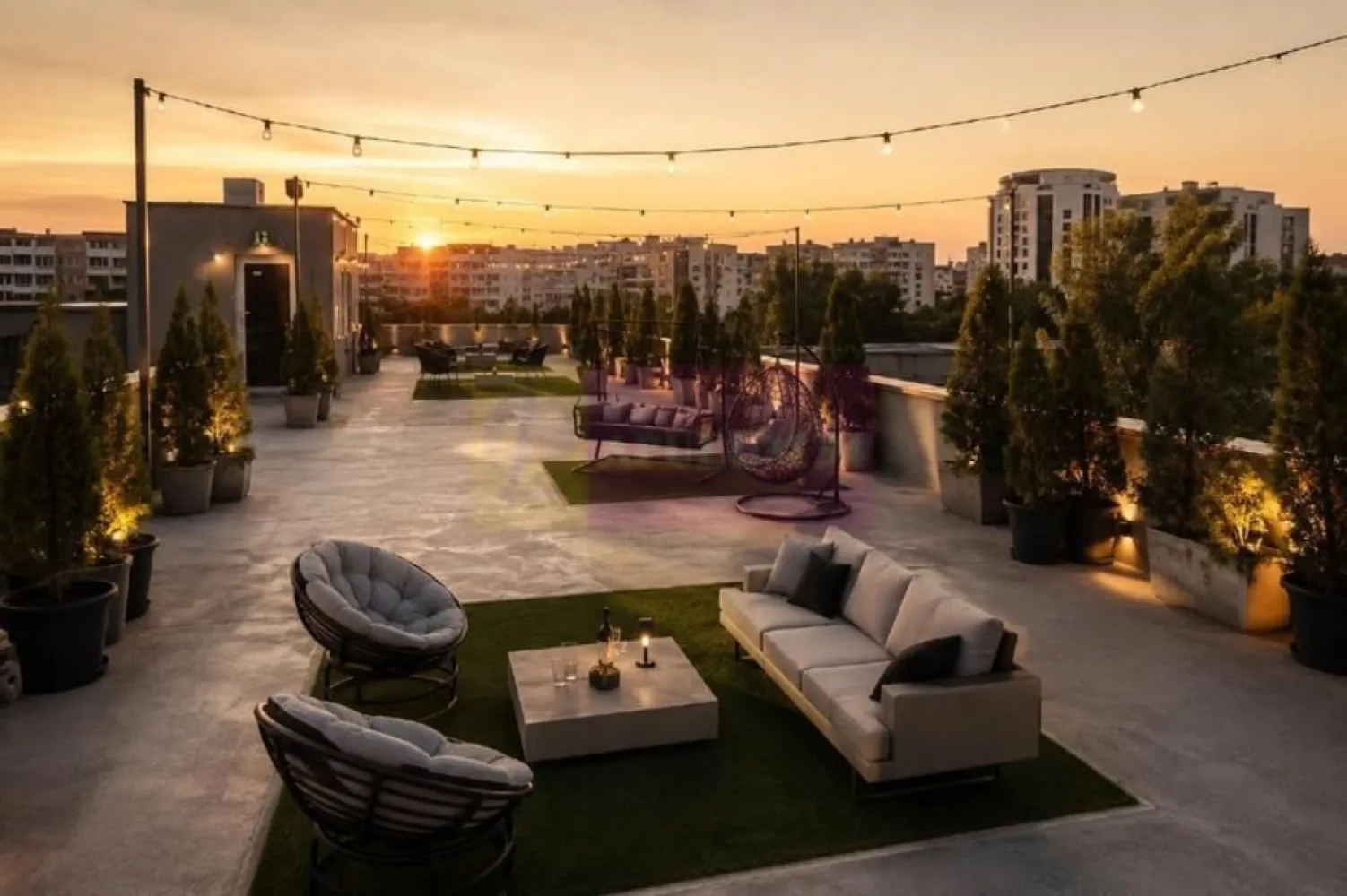 Unirii-Camera de Comert, Rooftop-Penthouse scara privata-lift, 460mp - VA oferim spre vanzare un penthouse+rooftop disponibile în centrul Bucureștiului in zona ultracentrala Camera de Comert, potrivit pentru afacerea ta sau rezidential. Cu o suprafata de 469mp constructie din 2010.
Apartamentul ocupă ultimul nivel al clădirii și beneficiază de acces direct cu liftul în zona de living, oferind intimitate și exclusivitate rar întâlnite. (acesta se poate transforma cu usurinta intr-o sala open space)
Caracteristici principale
 • 253 mp suprafață apartament
 • 211 mp rooftop privat (cu posibilitate de inaltare conform PUZ)
 • aproximativ 469 mp 
 • lift cu acces direct în apartament
 • 4 dormitoare
 • living generos
 • 2 băi
 • minim 2 locuri de parcare
 • finisaje din marmură
Rooftop privat de 211 mp
Terasa a fost amenajată ca spațiu de relaxare și socializare, cu zone lounge, vegetație ornamentală și iluminat ambiental.
De aici se pot admira repere importante ale Bucureștiului
Poate reprezenta o oportunitate pentru:
 • locuință premium;
 • reprezentanță de companie;
 • foarte potrivit pentru HoReCa;
 • concept boutique hospitality;
 • spațiu pentru evenimente private;
 • investiție cu poziționare exclusivistă.
Proprietatea are potențial de înalțare conform PUZ
Pentru detalii suplimentare si vizionari contactati agentul Dona Camelia 0733683461