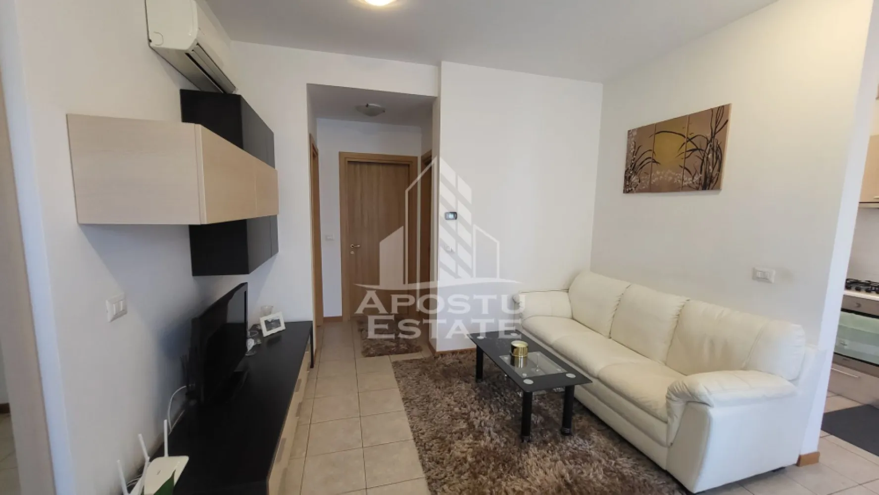 Apartament cu 3 camere,2 bai,mobilat,etaj 1,Dumbravita Kaufland - APOSTU ESTATE va propune spre vanzare un apartament deosebit cu 3 camere, situat in Dumbravita, in imediata apropiere a Kaufland, intr-o zona apreciata pentru accesibilitate, confort si dezvoltare continua.

Cu o compartimentare eficienta si spatii generoase, aceasta proprietate reprezinta alegerea ideala atat pentru o familie care isi doreste un camin modern si confortabil, cat si pentru investitorii aflati in cautarea unei proprietati cu potential excelent de inchiriere.

Apartamentul este complet mobilat si utilat, fiind pregatit pentru mutare imediata, fara investitii suplimentare.

Compartimentare este una practica si functionala:

-Living spatios si luminos.

-2 dormitoare confortabile,unul cu baie proprie si terasa.

-2 bai complet amenajate.

-bucatarie mobilata si utilata.

-2 terase generoase, perfecte pentru momente de relaxare.

-loc de parcare inclus in Cf.

Se vinde precum in poze,complet mobilat si utilat.

Imobilul se afla intr-un bloc construit in 2012, intr-o zona linistita, cu acces rapid catre centre comerciale, restaurante, scoli, gradinite si principalele puncte de interes din Dumbravita si Timisoara.

Datorita amplasarii excelente, suprafetei bine optimizate si gradului ridicat de confort, aceasta proprietate este o oportunitate excelenta atat pentru locuire proprie, cat si pentru investitie.

Va invitam cu drag la o vizionare pentru a descoperi potentialul acestei proprietati!

Va oferim consultanta si solutii financiare prin colaboratorii nostrii!
