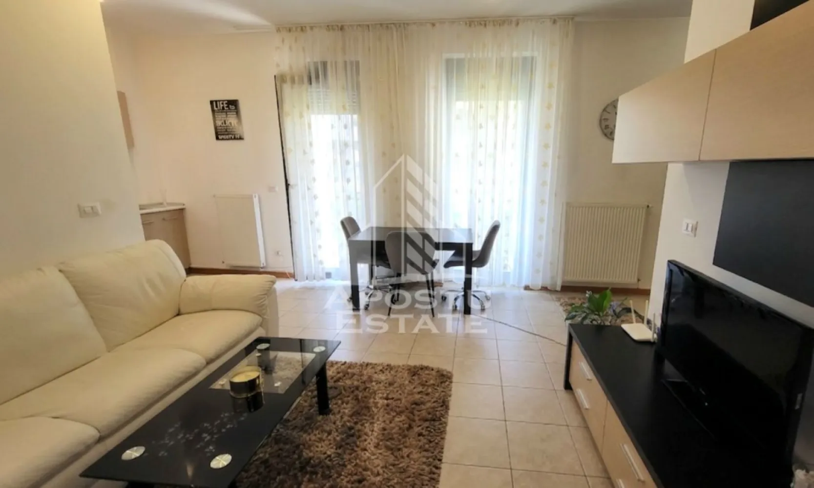 Apartament cu 3 camere,2 bai,mobilat,etaj 1,Dumbravita Kaufland - APOSTU ESTATE va propune spre vanzare un apartament deosebit cu 3 camere, situat in Dumbravita, in imediata apropiere a Kaufland, intr-o zona apreciata pentru accesibilitate, confort si dezvoltare continua.

Cu o compartimentare eficienta si spatii generoase, aceasta proprietate reprezinta alegerea ideala atat pentru o familie care isi doreste un camin modern si confortabil, cat si pentru investitorii aflati in cautarea unei proprietati cu potential excelent de inchiriere.

Apartamentul este complet mobilat si utilat, fiind pregatit pentru mutare imediata, fara investitii suplimentare.

Compartimentare este una practica si functionala:

-Living spatios si luminos.

-2 dormitoare confortabile,unul cu baie proprie si terasa.

-2 bai complet amenajate.

-bucatarie mobilata si utilata.

-2 terase generoase, perfecte pentru momente de relaxare.

-loc de parcare inclus in Cf.

Se vinde precum in poze,complet mobilat si utilat.

Imobilul se afla intr-un bloc construit in 2012, intr-o zona linistita, cu acces rapid catre centre comerciale, restaurante, scoli, gradinite si principalele puncte de interes din Dumbravita si Timisoara.

Datorita amplasarii excelente, suprafetei bine optimizate si gradului ridicat de confort, aceasta proprietate este o oportunitate excelenta atat pentru locuire proprie, cat si pentru investitie.

Va invitam cu drag la o vizionare pentru a descoperi potentialul acestei proprietati!

Va oferim consultanta si solutii financiare prin colaboratorii nostrii!