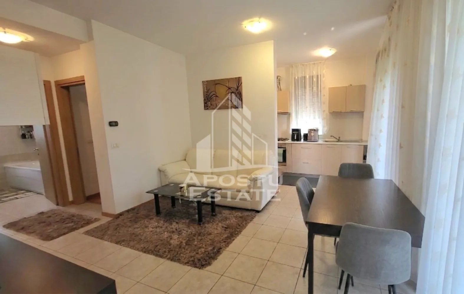 Apartament cu 3 camere,2 bai,mobilat,etaj 1,Dumbravita Kaufland - APOSTU ESTATE va propune spre vanzare un apartament deosebit cu 3 camere, situat in Dumbravita, in imediata apropiere a Kaufland, intr-o zona apreciata pentru accesibilitate, confort si dezvoltare continua.

Cu o compartimentare eficienta si spatii generoase, aceasta proprietate reprezinta alegerea ideala atat pentru o familie care isi doreste un camin modern si confortabil, cat si pentru investitorii aflati in cautarea unei proprietati cu potential excelent de inchiriere.

Apartamentul este complet mobilat si utilat, fiind pregatit pentru mutare imediata, fara investitii suplimentare.

Compartimentare este una practica si functionala:

-Living spatios si luminos.

-2 dormitoare confortabile,unul cu baie proprie si terasa.

-2 bai complet amenajate.

-bucatarie mobilata si utilata.

-2 terase generoase, perfecte pentru momente de relaxare.

-loc de parcare inclus in Cf.

Se vinde precum in poze,complet mobilat si utilat.

Imobilul se afla intr-un bloc construit in 2012, intr-o zona linistita, cu acces rapid catre centre comerciale, restaurante, scoli, gradinite si principalele puncte de interes din Dumbravita si Timisoara.

Datorita amplasarii excelente, suprafetei bine optimizate si gradului ridicat de confort, aceasta proprietate este o oportunitate excelenta atat pentru locuire proprie, cat si pentru investitie.

Va invitam cu drag la o vizionare pentru a descoperi potentialul acestei proprietati!

Va oferim consultanta si solutii financiare prin colaboratorii nostrii!