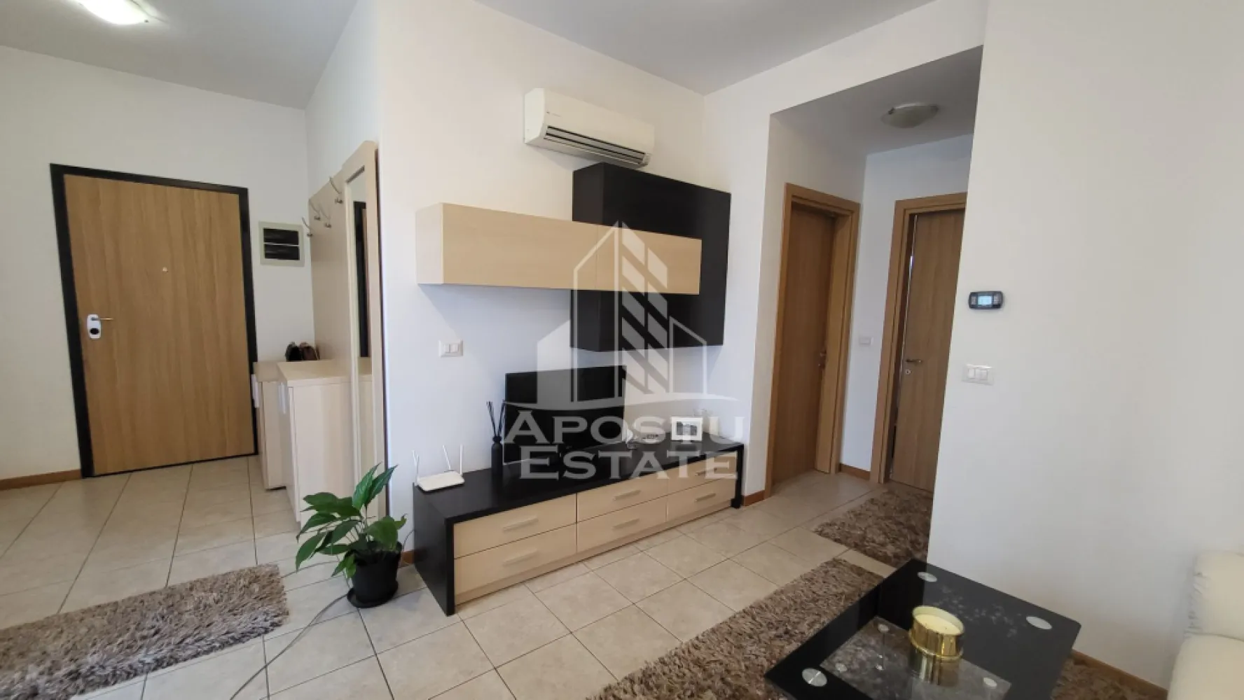 Apartament cu 3 camere,2 bai,mobilat,etaj 1,Dumbravita Kaufland - APOSTU ESTATE va propune spre vanzare un apartament deosebit cu 3 camere, situat in Dumbravita, in imediata apropiere a Kaufland, intr-o zona apreciata pentru accesibilitate, confort si dezvoltare continua.

Cu o compartimentare eficienta si spatii generoase, aceasta proprietate reprezinta alegerea ideala atat pentru o familie care isi doreste un camin modern si confortabil, cat si pentru investitorii aflati in cautarea unei proprietati cu potential excelent de inchiriere.

Apartamentul este complet mobilat si utilat, fiind pregatit pentru mutare imediata, fara investitii suplimentare.

Compartimentare este una practica si functionala:

-Living spatios si luminos.

-2 dormitoare confortabile,unul cu baie proprie si terasa.

-2 bai complet amenajate.

-bucatarie mobilata si utilata.

-2 terase generoase, perfecte pentru momente de relaxare.

-loc de parcare inclus in Cf.

Se vinde precum in poze,complet mobilat si utilat.

Imobilul se afla intr-un bloc construit in 2012, intr-o zona linistita, cu acces rapid catre centre comerciale, restaurante, scoli, gradinite si principalele puncte de interes din Dumbravita si Timisoara.

Datorita amplasarii excelente, suprafetei bine optimizate si gradului ridicat de confort, aceasta proprietate este o oportunitate excelenta atat pentru locuire proprie, cat si pentru investitie.

Va invitam cu drag la o vizionare pentru a descoperi potentialul acestei proprietati!

Va oferim consultanta si solutii financiare prin colaboratorii nostrii!