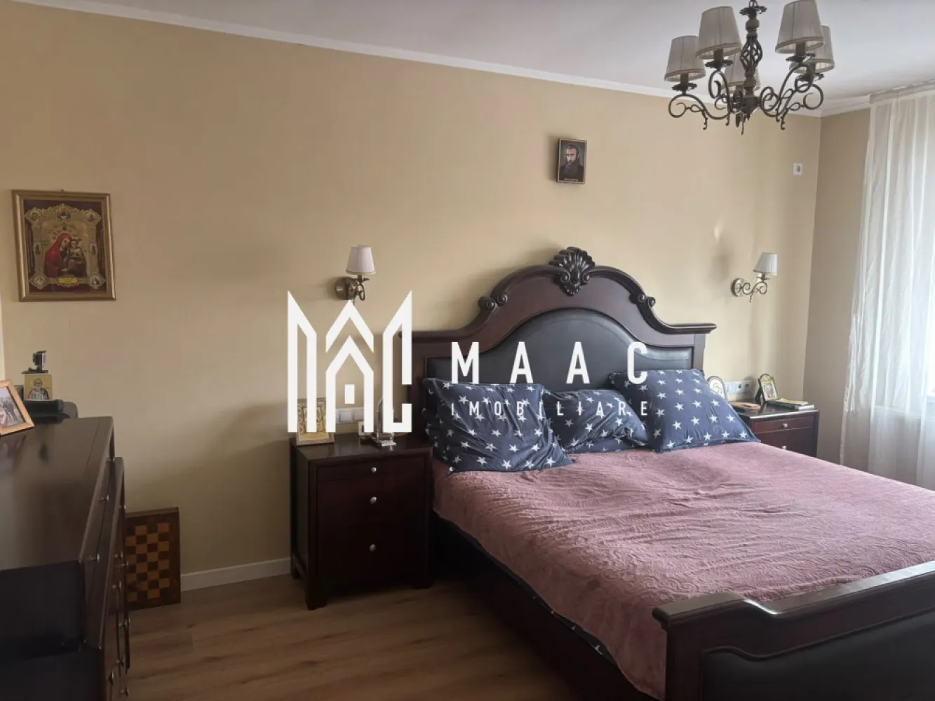 Casă individuală I 4 camere I Teren 1000mp I Grădiștea-Ilfov - MAAC Imobiliare prezintă spre vânzare o casă amplasată pe un teren generos de 1000 mp, într-un cadru natural deosebit, în Grădiștea, în apropierea lacului și a pădurii. 
Este o locuință care oferă aer curat, spațiu amplu și intimitate reală, păstrând totodată accesul rapid către nordul Bucureștiului și DN1.

Suprafață utilă: 129 mp (fără mansardă)
Suprafață construită: 183 mp
Teren: 1000 mp
An construcție: 2017
Posibilitate de mansardare: aprox. 100 mp utili suplimentari

Construcția este realizată din cărămidă și beton armat, bine întreținută, cu certificat energetic Clasa A.
Acoperiș cu streașină mare (~1 m) pentru protecție împotriva soarelui și intemperiilor.
Fațadă tratată cu rășină specială, rezistentă la umezeală și variații de temperatură.

Compartimentată din:
3 dormitoare spațioase( două dormitoare orientate spre sud),
2 băi mari,
Living generos cu acces direct către terasă,
Bucătărie cu ieșire pe terasă,
Cămară – 5,28 mp,
Dressing,
Cameră tehnică – 6,91 mp (cu acces din exterior),
Terasă acoperită, integrată în structura casei cu platforma din lemn,
Rolete exterioare pentru protecție solară și intimitate,
Poate fi folosită aproape tot anul.

Curte și teren – 1000 mp, cu:
Peste 100 mp de alei pavate,
Aproximativ 500 mp de gazon,
Pomi fructiferi,
Zonă pentru legume cu sistem de irigare,
Zonă de zmeură (~20 mp),
Magazie separată – 22 mp.

Utilități și dotări
Puț propriu forat la 45 m (a doua pânză freatică),
Cămin de puț 3 × 4 m – poate fi transformat în pivniță,
Electricitate trifazică,
Fosă septică ecologică cu drenaj,
Gaz și canalizare la poartă,
Priză exterioară pentru încărcarea mașinilor electrice,
2 locuri de parcare,
Sistem antiefracție, 8 camere de supraveghere.
Încălzirea este asigurată de o centrală pe lemne/peleți cu puffer 1000 l, boiler 200 l Viadrus și 8 calorifere COPA Innova.
Ferestre tripan antiefracție.
Parchet de 12 mm.
Aer condiționat (folosit rar datorită orientării și umbrei naturale).
Proprietatea este racordată la energie electrica, însă toate utilitățile sunt disponibile la limita proprietății.

Pentru mai multe detalii contactați MAAC Imobiliare specificând ID CP3131362.