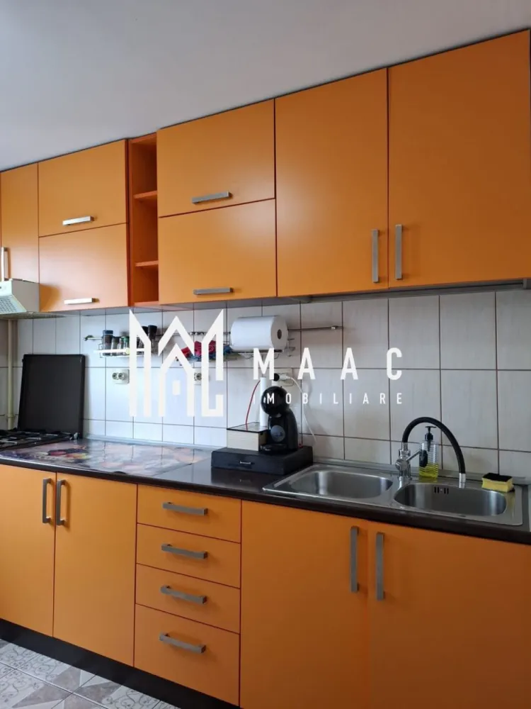 Apartament 3 camere I 66 mpu I Decomandat I Mihai Viteazu - MAAC Imobiliare propune spre închiriere un apartament cu 3 camere, situat în apropierea bulevardului Mihai Viteazu, Sibiu.

Suprafață utilă: 66 mp
Etaj: mansardă, etajul 5 cu pod deasupra.
An construcție: 2007

Compartimentare:
living,
bucătărie închisă,
2 dormitoare,
baie,
debara,
hol de acces.

Dotări și finisaje:
izolat exterior cu polistiren, interior și podul cu vată minerală,
centrală termică proprie + calorifere,
electrocasnice complete,
mașină de spălat vase,
aer condiționat portabil.

Disponibilitate și condiții:
disponibil începând cu 1 iulie 2026.
nu se acceptă animale de companie.
se percepe garanție în valoarea unei chirii lunare.

Pentru mai multe detalii, contactați MAAC Imobiliare și menționați ID CP3129814.