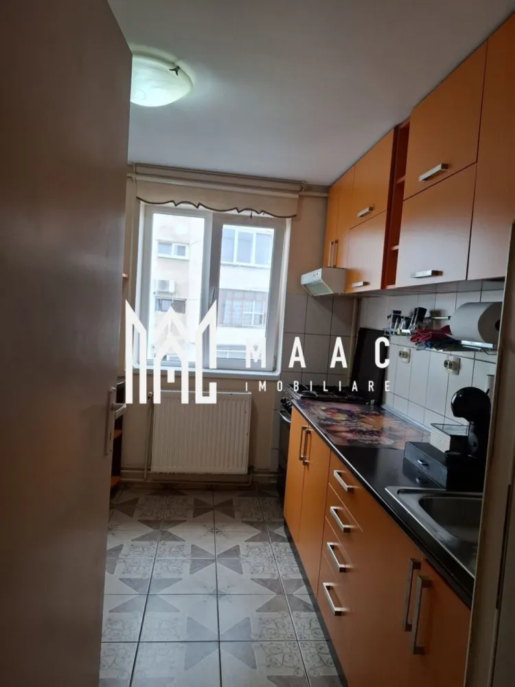Apartament 3 camere I 66 mpu I Decomandat I Mihai Viteazu - MAAC Imobiliare propune spre închiriere un apartament cu 3 camere, situat în apropierea bulevardului Mihai Viteazu, Sibiu.

Suprafață utilă: 66 mp
Etaj: mansardă, etajul 5 cu pod deasupra.
An construcție: 2007

Compartimentare:
living,
bucătărie închisă,
2 dormitoare,
baie,
debara,
hol de acces.

Dotări și finisaje:
izolat exterior cu polistiren, interior și podul cu vată minerală,
centrală termică proprie + calorifere,
electrocasnice complete,
mașină de spălat vase,
aer condiționat portabil.

Disponibilitate și condiții:
disponibil începând cu 1 iulie 2026.
nu se acceptă animale de companie.
se percepe garanție în valoarea unei chirii lunare.

Pentru mai multe detalii, contactați MAAC Imobiliare și menționați ID CP3129814.