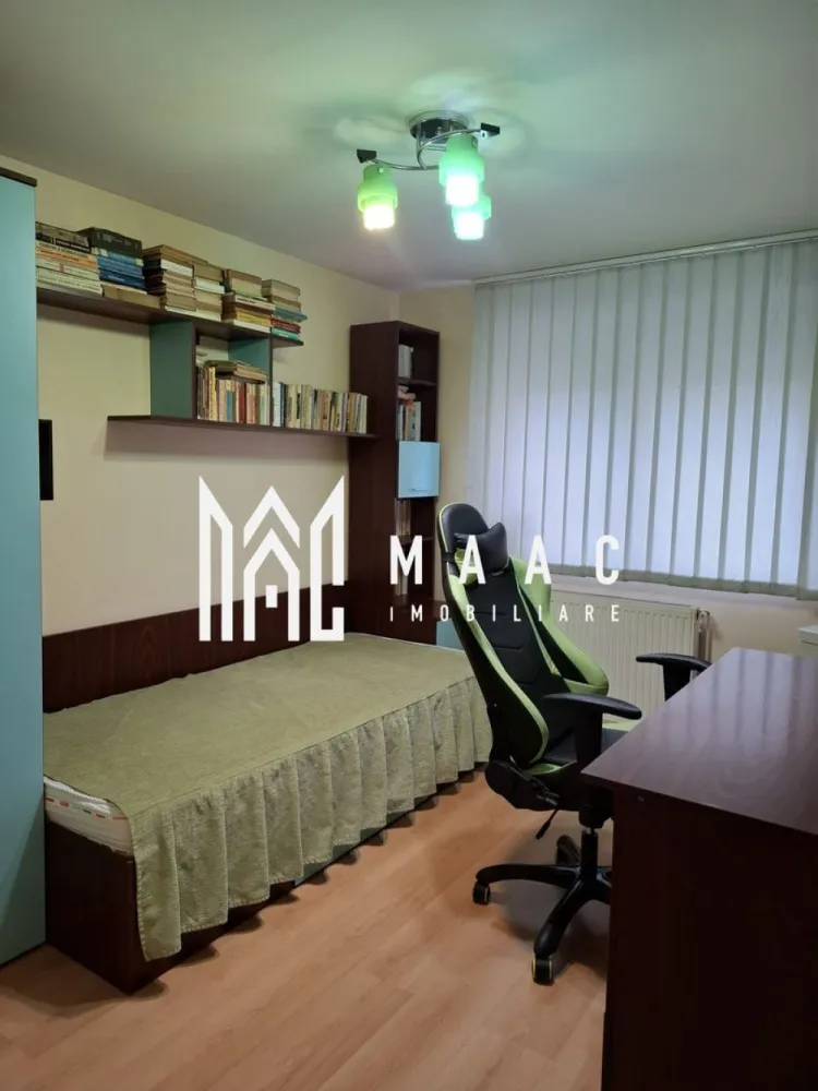 Apartament 3 camere I 66 mpu I Decomandat I Mihai Viteazu - MAAC Imobiliare propune spre închiriere un apartament cu 3 camere, situat în apropierea bulevardului Mihai Viteazu, Sibiu.

Suprafață utilă: 66 mp
Etaj: mansardă, etajul 5 cu pod deasupra.
An construcție: 2007

Compartimentare:
living,
bucătărie închisă,
2 dormitoare,
baie,
debara,
hol de acces.

Dotări și finisaje:
izolat exterior cu polistiren, interior și podul cu vată minerală,
centrală termică proprie + calorifere,
electrocasnice complete,
mașină de spălat vase,
aer condiționat portabil.

Disponibilitate și condiții:
disponibil începând cu 1 iulie 2026.
nu se acceptă animale de companie.
se percepe garanție în valoarea unei chirii lunare.

Pentru mai multe detalii, contactați MAAC Imobiliare și menționați ID CP3129814.