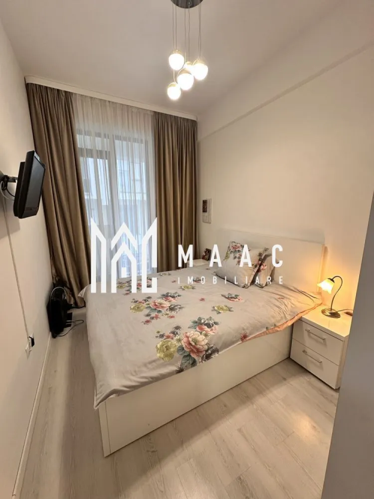 Apartament 2 camere| Finisat modern | Doamna Stanca - Maac Imobiliare propune spre vânzare un apartament cu 2 camere, situat în ansamblul Azur Residence, Doamna Stanca – o zonă în continuă dezvoltare, ideală atât pentru locuit, cât și pentru investiție.

Situata la parter înalt, intr-un imobil finalizat in 2019, locuinta are o bucatarie open-space cu livingul, un dormitor, baie cu dus.

Complet mobilat, modern, cu finisaje de calitate și un design interior ce aduce o nota de confort si echilibru.
In pret este cuprins si un loc de parcare spațios – 30 mp, prins in CF.

Pentru mai multe detalii va rugam specificati telefonic ID: CP2744994