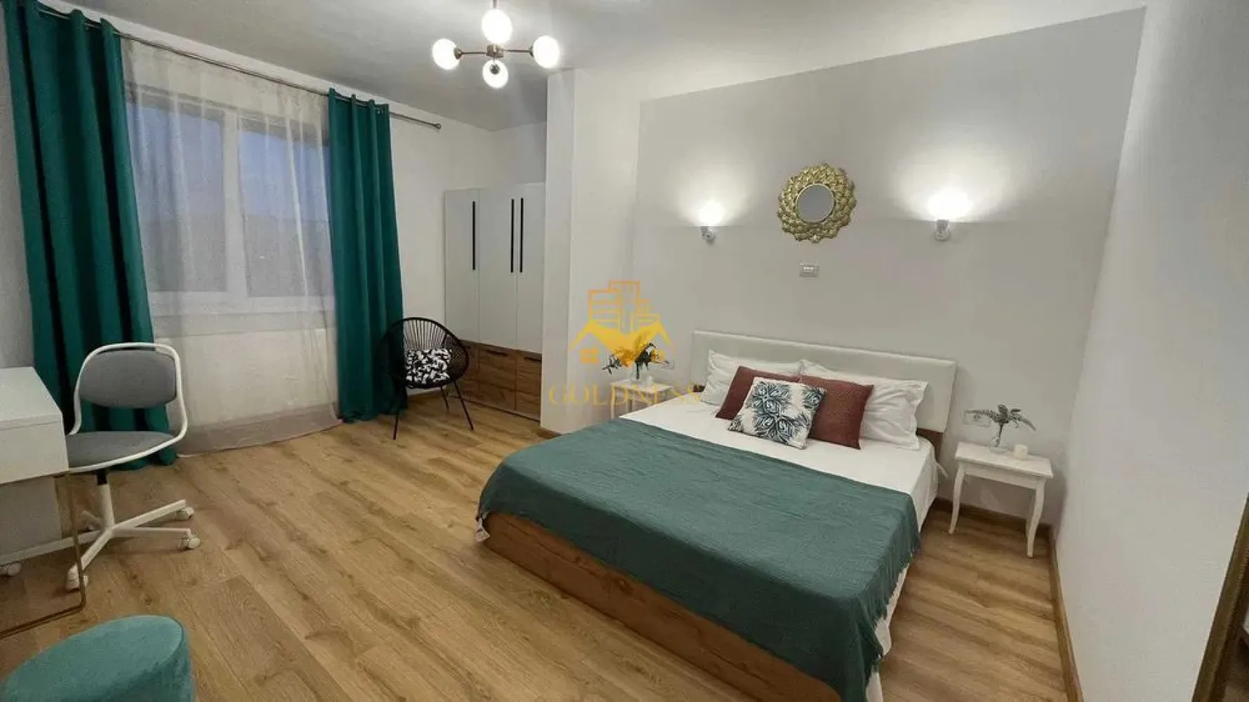3 camere, Zona BMW, Pet Friendly, Parcare, Mega Image, Avram Iancu - GOLDNESS Imobiliare vă propune spre închiriere un apartament cu   3  camere complet mobilat și utilat, la etajul  4 într-un imobil de  7  etaje, în Cartierul Floresti, ZONA BMW- Avram Iancu
Dispune de loc de parcare!
 PET FRIENDLY 
Se află în apropierea stațiilor de transport în comun, magazine, restaurante, spații verzi, farmacii, etc. 
 Apartamentul este compartimentat astfel:
 - dormitor cu pat matrimonial, dressing, noptiere, birou, oglindă 
- dormitor cu pat matrimonial , dressing, noptiere, birou
 - living cu bucatarie open space complet utilată și mobilată, canapea extensibilă, loc de servit masa 
 - baie cu cadă, calorifer port prosop și dulap pentru depozitare.
 - balcon 4 mp.

Imobilul este dotat cu toate cele necesare- centrală proprie, frigider, plită , hotă, mașină de spălat haine, TV, AC,  etc. 

Dacă sunteți interesați de acest apartament și doriți să îl vizionați, dar și pentru alte oferte nu ezitați să ne contactați telefonic sau prin e-mail. Vă stăm la dispoziție!
Pentru intermediere se percepe un comision de 50% din prețul chiriei!