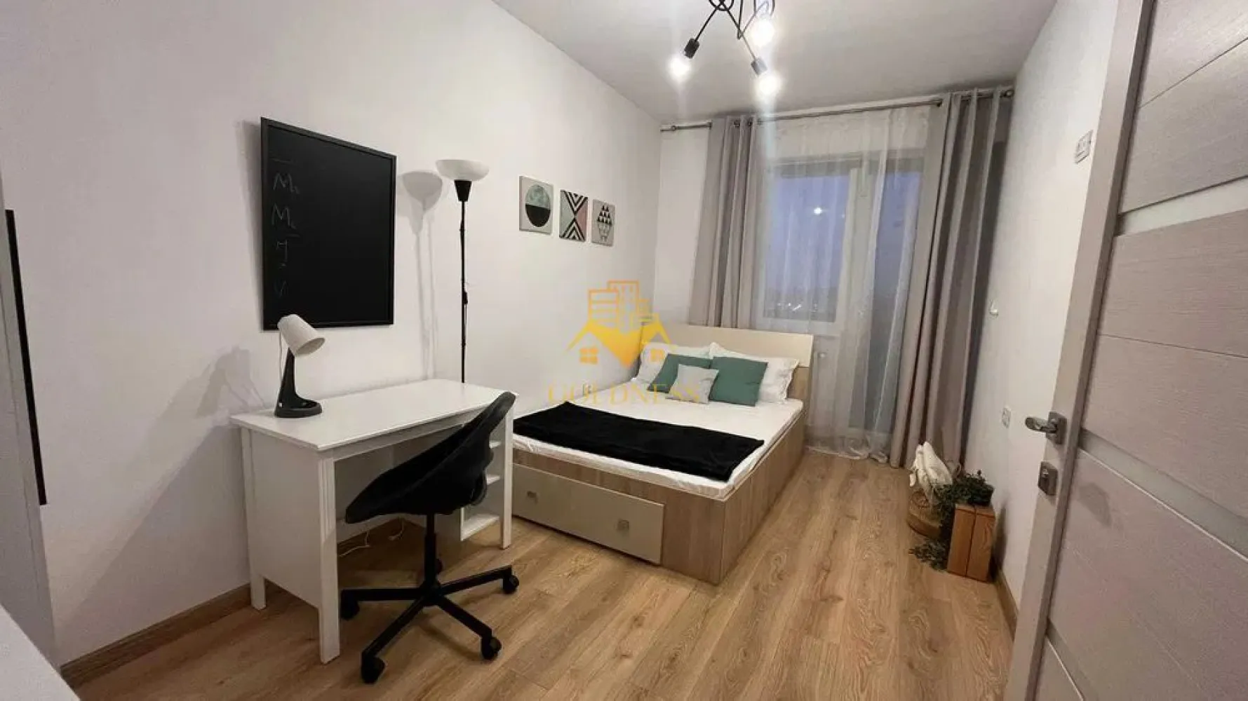 3 camere, Zona BMW, Pet Friendly, Parcare, Mega Image, Avram Iancu - GOLDNESS Imobiliare vă propune spre închiriere un apartament cu   3  camere complet mobilat și utilat, la etajul  4 într-un imobil de  7  etaje, în Cartierul Floresti, ZONA BMW- Avram Iancu
Dispune de loc de parcare!
 PET FRIENDLY 
Se află în apropierea stațiilor de transport în comun, magazine, restaurante, spații verzi, farmacii, etc. 
 Apartamentul este compartimentat astfel:
 - dormitor cu pat matrimonial, dressing, noptiere, birou, oglindă 
- dormitor cu pat matrimonial , dressing, noptiere, birou
 - living cu bucatarie open space complet utilată și mobilată, canapea extensibilă, loc de servit masa 
 - baie cu cadă, calorifer port prosop și dulap pentru depozitare.
 - balcon 4 mp.

Imobilul este dotat cu toate cele necesare- centrală proprie, frigider, plită , hotă, mașină de spălat haine, TV, AC,  etc. 

Dacă sunteți interesați de acest apartament și doriți să îl vizionați, dar și pentru alte oferte nu ezitați să ne contactați telefonic sau prin e-mail. Vă stăm la dispoziție!
Pentru intermediere se percepe un comision de 50% din prețul chiriei!