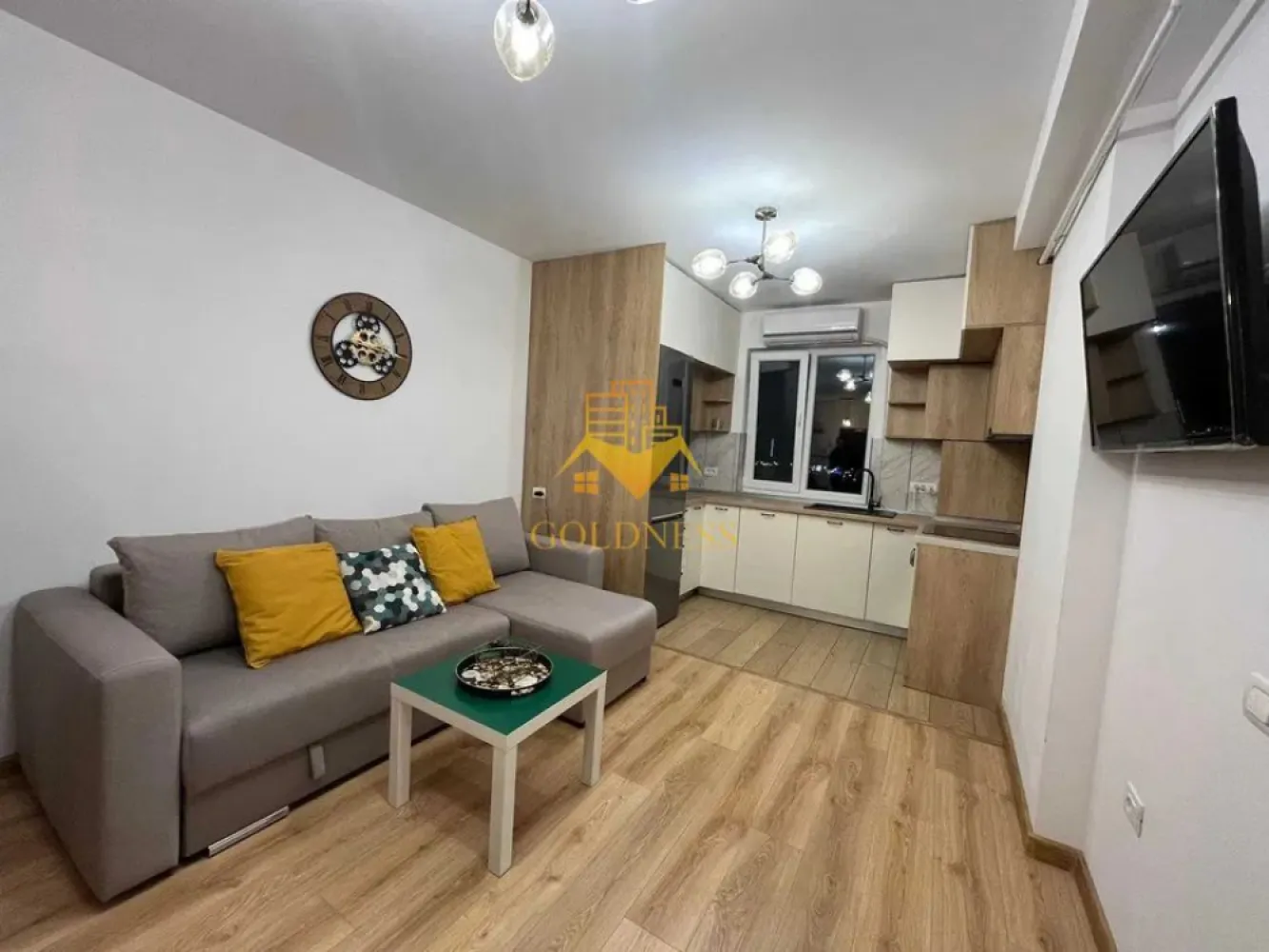 3 camere, Zona BMW, Pet Friendly, Parcare, Mega Image, Avram Iancu - GOLDNESS Imobiliare vă propune spre închiriere un apartament cu   3  camere complet mobilat și utilat, la etajul  4 într-un imobil de  7  etaje, în Cartierul Floresti, ZONA BMW- Avram Iancu
Dispune de loc de parcare!
 PET FRIENDLY 
Se află în apropierea stațiilor de transport în comun, magazine, restaurante, spații verzi, farmacii, etc. 
 Apartamentul este compartimentat astfel:
 - dormitor cu pat matrimonial, dressing, noptiere, birou, oglindă 
- dormitor cu pat matrimonial , dressing, noptiere, birou
 - living cu bucatarie open space complet utilată și mobilată, canapea extensibilă, loc de servit masa 
 - baie cu cadă, calorifer port prosop și dulap pentru depozitare.
 - balcon 4 mp.

Imobilul este dotat cu toate cele necesare- centrală proprie, frigider, plită , hotă, mașină de spălat haine, TV, AC,  etc. 

Dacă sunteți interesați de acest apartament și doriți să îl vizionați, dar și pentru alte oferte nu ezitați să ne contactați telefonic sau prin e-mail. Vă stăm la dispoziție!
Pentru intermediere se percepe un comision de 50% din prețul chiriei!