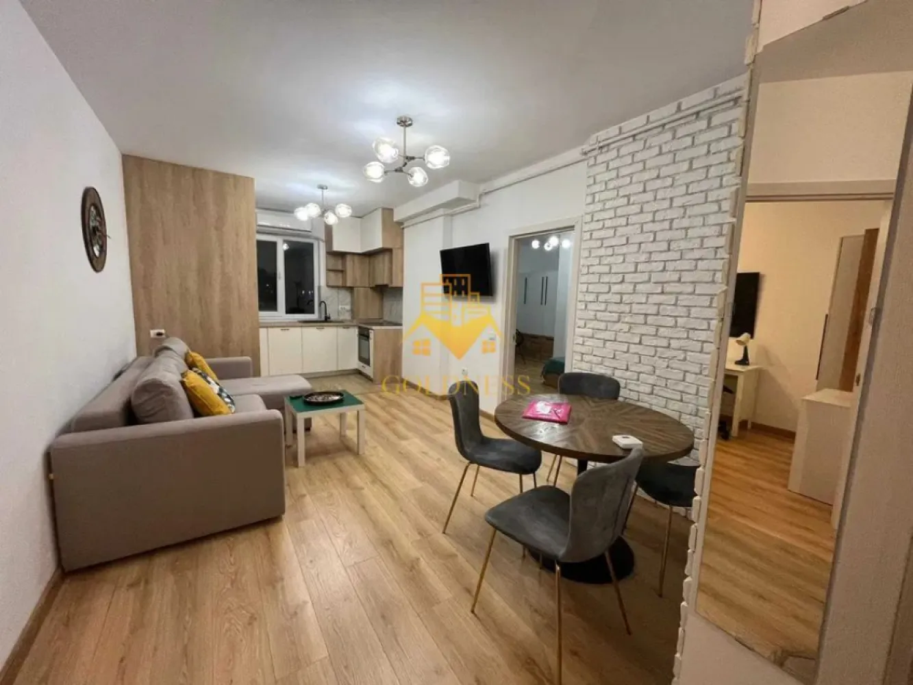 3 camere, Zona BMW, Pet Friendly, Parcare, Mega Image, Avram Iancu - GOLDNESS Imobiliare vă propune spre închiriere un apartament cu   3  camere complet mobilat și utilat, la etajul  4 într-un imobil de  7  etaje, în Cartierul Floresti, ZONA BMW- Avram Iancu
Dispune de loc de parcare!
 PET FRIENDLY 
Se află în apropierea stațiilor de transport în comun, magazine, restaurante, spații verzi, farmacii, etc. 
 Apartamentul este compartimentat astfel:
 - dormitor cu pat matrimonial, dressing, noptiere, birou, oglindă 
- dormitor cu pat matrimonial , dressing, noptiere, birou
 - living cu bucatarie open space complet utilată și mobilată, canapea extensibilă, loc de servit masa 
 - baie cu cadă, calorifer port prosop și dulap pentru depozitare.
 - balcon 4 mp.

Imobilul este dotat cu toate cele necesare- centrală proprie, frigider, plită , hotă, mașină de spălat haine, TV, AC,  etc. 

Dacă sunteți interesați de acest apartament și doriți să îl vizionați, dar și pentru alte oferte nu ezitați să ne contactați telefonic sau prin e-mail. Vă stăm la dispoziție!
Pentru intermediere se percepe un comision de 50% din prețul chiriei!