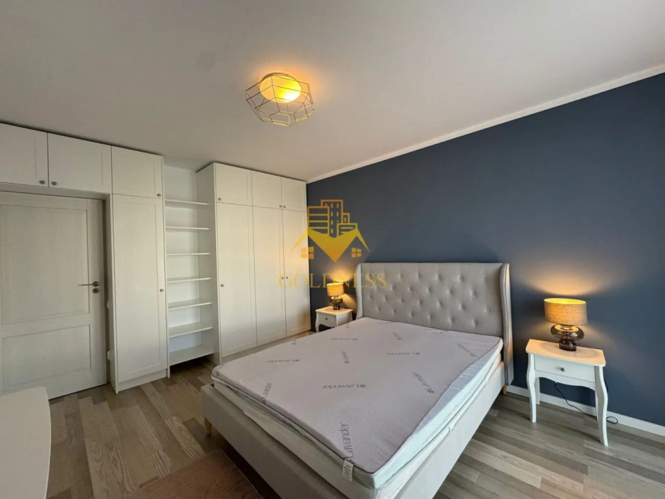 2 camere open space, Scala Center, Parcare, semicentral, Bosh,NTT Data - GOLDNESS Imobiliare vă propune spre închiriere un apartament cu 2 camere complet mobilat și utilat, la etajul 6 într-un imobil de 7 etaje, Semicentral. 
Dispune de loc de parcare subteran contra cost 50 euro!

Apartamentul este compartimentat astfel:
 - dormitor cu pat matrimonial, dressing, noptiere, birou
 - living cu bucatarie open-space complet utilată, canapea extensibla, loc de servit masa 
 - baie cu cada, calorifer port prosop inox și dulap pentru depozitare.
 - terasa de 8 mp.

Imobilul este dotat cu toate cele necesare- centrală proprie, frigider, aragaz, hotă, mașină de spălat haine si vase, etc. 

Dacă sunteți interesați de acest apartament și doriți să îl vizionați, dar și pentru alte oferte nu ezitați să ne contactați telefonic sau prin e-mail. Vă stăm la dispoziție!
Pentru intermediere se percepe un comision de 50% din prețul chiriei!