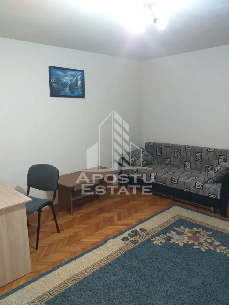 Apartament cu 1 camera de inchiriat, 32 mp, Take Ionescu, Timisoara - Agentia imobiliara APOSTU ESTATE va propune spre inchiriere un apartament cu o camera, spatios si luminos, situat in zona Take Ionescu, aproape de Facultatea de Medicina,, o zona linistita si bine pozitionata din Timisoara, potrivit pentru cupluri, persoane singure, sau studenti care isi doresc o locuinta unde sa se simta confortabil si cu acces facil catre scoli, statii de autobuz, supermarketuri , magazine de zona, parcuri.

Suprafata utila: 32 mp

Compartimentare eficienta:
-Bucatarie complet mobilata si utilata, 
-Dormitor mobilat si utilat
-Baie prevazuta cu cada 

Confort si facilitati:
-Incalzirea apartamentului: Colterm (calorifere)
-Apartamentul este complet mobilat si utilat de catre proprietar

Localizare:
-Timis,Timisoara, zona Take Ionescu – acces facil catre Facultatea de Medicina, Piata Unirii, supermarketuri

Ideal pentru:
-Persoane singure
-Cupluri
-Studenti

Disponibilitate: imediata
Pret chirie lunara: 300 euro
Programeaza o vizionare pentru a-ti putea imagina viitorul aici!
ID intern: CP3137224