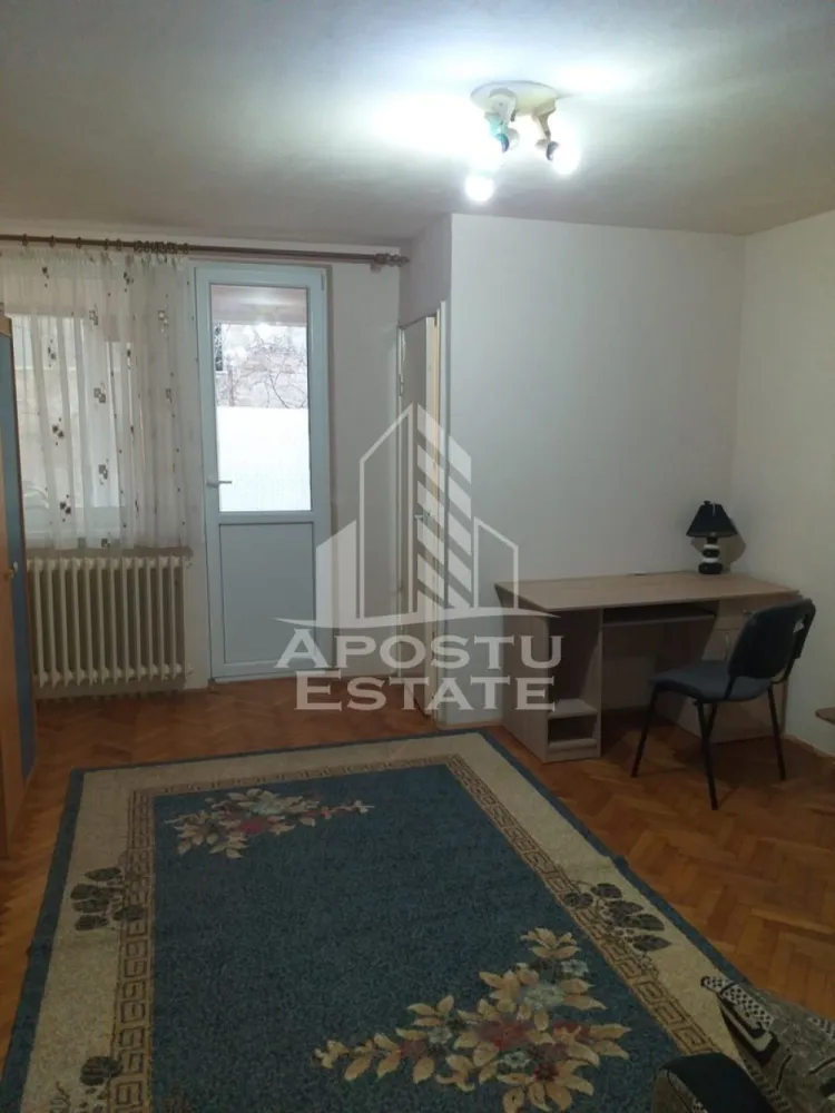 Apartament cu 1 camera de inchiriat, 32 mp, Take Ionescu, Timisoara - Agentia imobiliara APOSTU ESTATE va propune spre inchiriere un apartament cu o camera, spatios si luminos, situat in zona Take Ionescu, aproape de Facultatea de Medicina,, o zona linistita si bine pozitionata din Timisoara, potrivit pentru cupluri, persoane singure, sau studenti care isi doresc o locuinta unde sa se simta confortabil si cu acces facil catre scoli, statii de autobuz, supermarketuri , magazine de zona, parcuri.

Suprafata utila: 32 mp

Compartimentare eficienta:
-Bucatarie complet mobilata si utilata, 
-Dormitor mobilat si utilat
-Baie prevazuta cu cada 

Confort si facilitati:
-Incalzirea apartamentului: Colterm (calorifere)
-Apartamentul este complet mobilat si utilat de catre proprietar

Localizare:
-Timis,Timisoara, zona Take Ionescu – acces facil catre Facultatea de Medicina, Piata Unirii, supermarketuri

Ideal pentru:
-Persoane singure
-Cupluri
-Studenti

Disponibilitate: imediata
Pret chirie lunara: 300 euro
Programeaza o vizionare pentru a-ti putea imagina viitorul aici!
ID intern: CP3137224