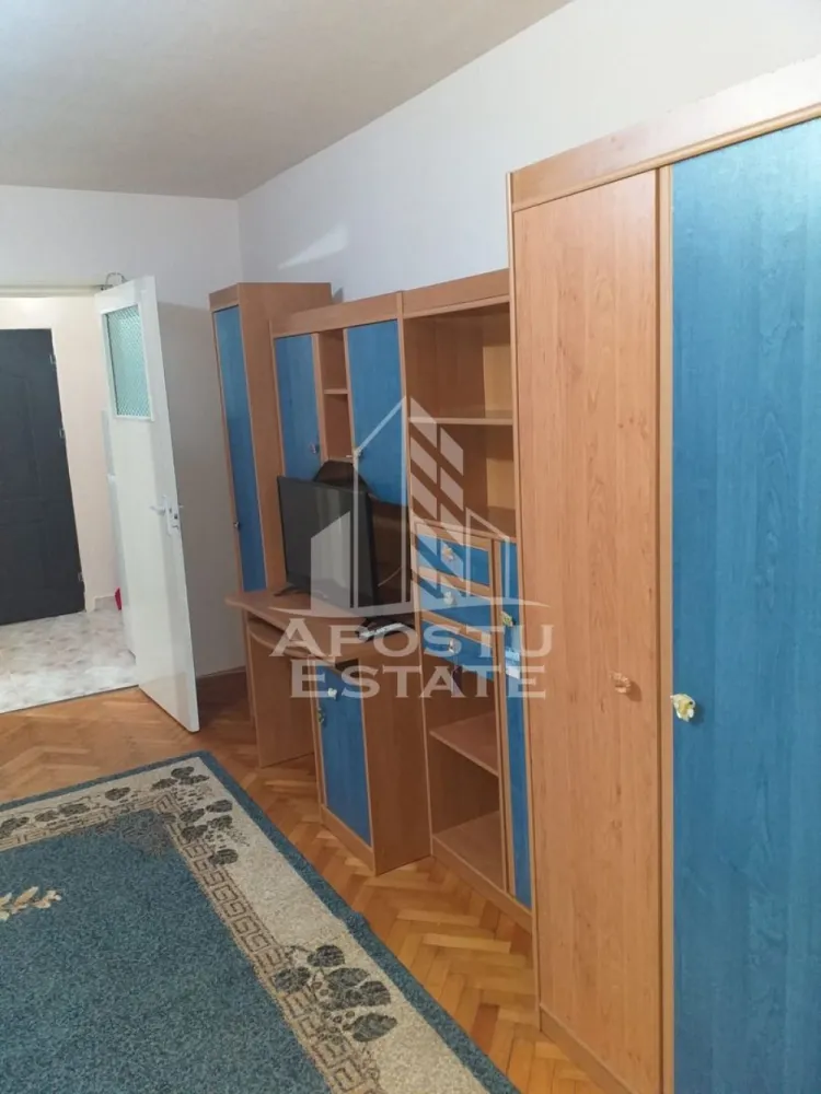Apartament cu 1 camera de inchiriat, 32 mp, Take Ionescu, Timisoara - Agentia imobiliara APOSTU ESTATE va propune spre inchiriere un apartament cu o camera, spatios si luminos, situat in zona Take Ionescu, aproape de Facultatea de Medicina,, o zona linistita si bine pozitionata din Timisoara, potrivit pentru cupluri, persoane singure, sau studenti care isi doresc o locuinta unde sa se simta confortabil si cu acces facil catre scoli, statii de autobuz, supermarketuri , magazine de zona, parcuri.

Suprafata utila: 32 mp

Compartimentare eficienta:
-Bucatarie complet mobilata si utilata, 
-Dormitor mobilat si utilat
-Baie prevazuta cu cada 

Confort si facilitati:
-Incalzirea apartamentului: Colterm (calorifere)
-Apartamentul este complet mobilat si utilat de catre proprietar

Localizare:
-Timis,Timisoara, zona Take Ionescu – acces facil catre Facultatea de Medicina, Piata Unirii, supermarketuri

Ideal pentru:
-Persoane singure
-Cupluri
-Studenti

Disponibilitate: imediata
Pret chirie lunara: 300 euro
Programeaza o vizionare pentru a-ti putea imagina viitorul aici!
ID intern: CP3137224
