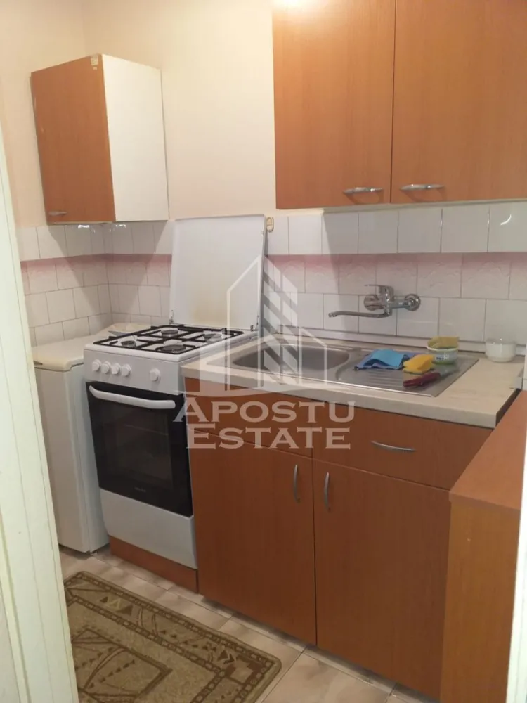 Apartament cu 1 camera de inchiriat, 32 mp, Take Ionescu, Timisoara - Agentia imobiliara APOSTU ESTATE va propune spre inchiriere un apartament cu o camera, spatios si luminos, situat in zona Take Ionescu, aproape de Facultatea de Medicina,, o zona linistita si bine pozitionata din Timisoara, potrivit pentru cupluri, persoane singure, sau studenti care isi doresc o locuinta unde sa se simta confortabil si cu acces facil catre scoli, statii de autobuz, supermarketuri , magazine de zona, parcuri.

Suprafata utila: 32 mp

Compartimentare eficienta:
-Bucatarie complet mobilata si utilata, 
-Dormitor mobilat si utilat
-Baie prevazuta cu cada 

Confort si facilitati:
-Incalzirea apartamentului: Colterm (calorifere)
-Apartamentul este complet mobilat si utilat de catre proprietar

Localizare:
-Timis,Timisoara, zona Take Ionescu – acces facil catre Facultatea de Medicina, Piata Unirii, supermarketuri

Ideal pentru:
-Persoane singure
-Cupluri
-Studenti

Disponibilitate: imediata
Pret chirie lunara: 300 euro
Programeaza o vizionare pentru a-ti putea imagina viitorul aici!
ID intern: CP3137224