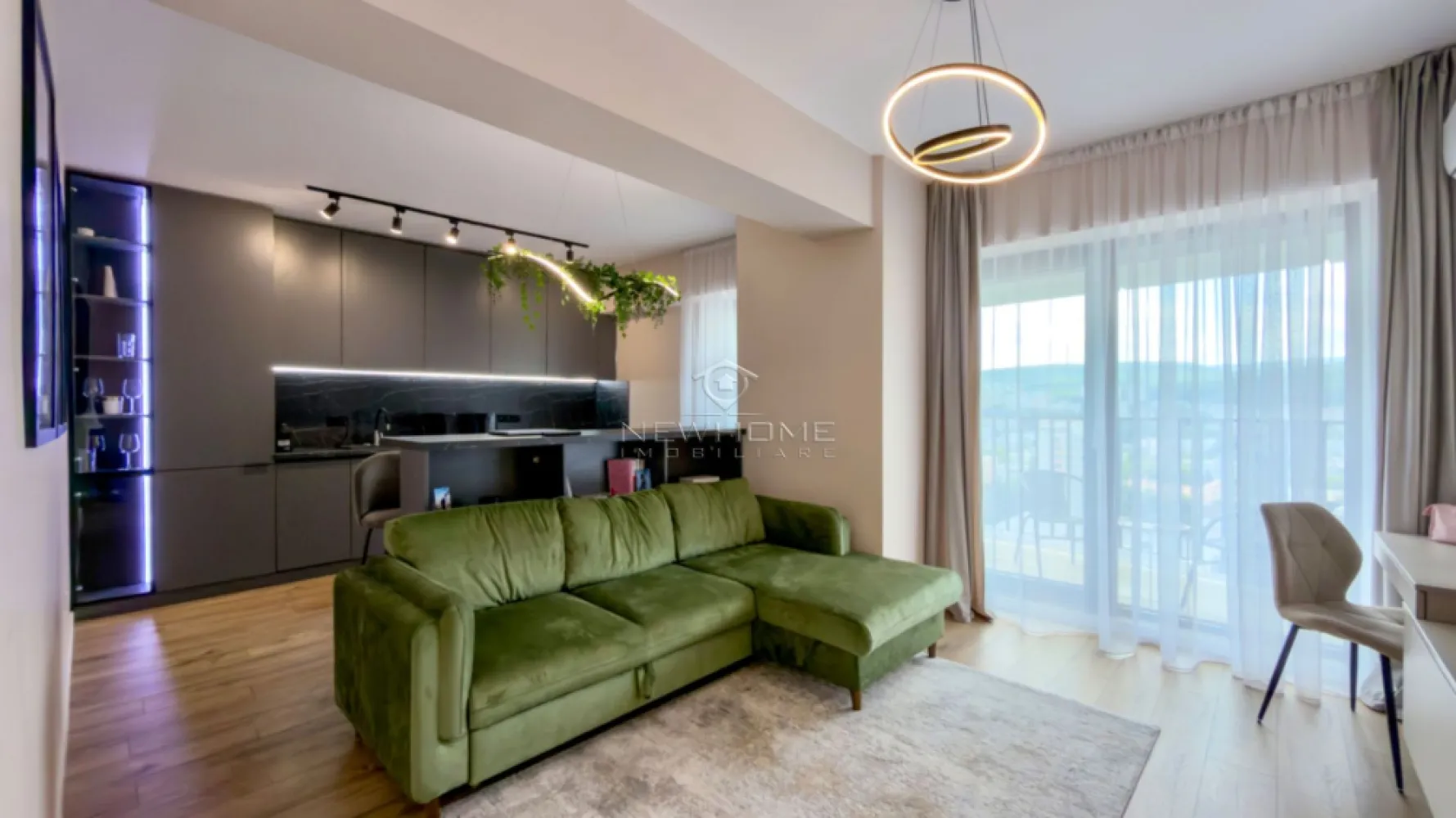 Apartament cu 2 camere, Parcare, West City Tower - NewHOME Imobiliare ofera spre închiriere un apartament modern cu 2 camere, situat în cartierul Manastur in complexul rezidențial West City Tower, amplasat la etajul 14 din 25, cu o priveliște deosebită.
Apartamentul beneficiază de finisaje premium și dotări moderne, oferind un confort ridicat pentru viitorii chiriași.

Compartiment astfel: Living cu bucătărie open-space, dormitor spațios, baie modernă, hol și balcon.
Apartamentul este dotat cu aer condiționat, încălzirea în pardoseală, și toate electrocasnicele necesare.
Dispune de loc de parcare în garajul subteran, inclus in pret.

Disponibil imediat. Nu se acceptă animale de companie.
Pentru mai multe informații sau pentru programarea unei vizionări, nu ezitați să ne contactați.