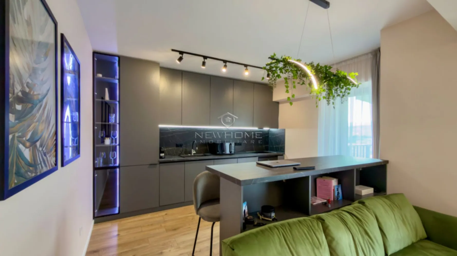 Apartament cu 2 camere, Parcare, West City Tower - NewHOME Imobiliare ofera spre închiriere un apartament modern cu 2 camere, situat în cartierul Manastur in complexul rezidențial West City Tower, amplasat la etajul 14 din 25, cu o priveliște deosebită.
Apartamentul beneficiază de finisaje premium și dotări moderne, oferind un confort ridicat pentru viitorii chiriași.

Compartiment astfel: Living cu bucătărie open-space, dormitor spațios, baie modernă, hol și balcon.
Apartamentul este dotat cu aer condiționat, încălzirea în pardoseală, și toate electrocasnicele necesare.
Dispune de loc de parcare în garajul subteran, inclus in pret.

Disponibil imediat. Nu se acceptă animale de companie.
Pentru mai multe informații sau pentru programarea unei vizionări, nu ezitați să ne contactați.