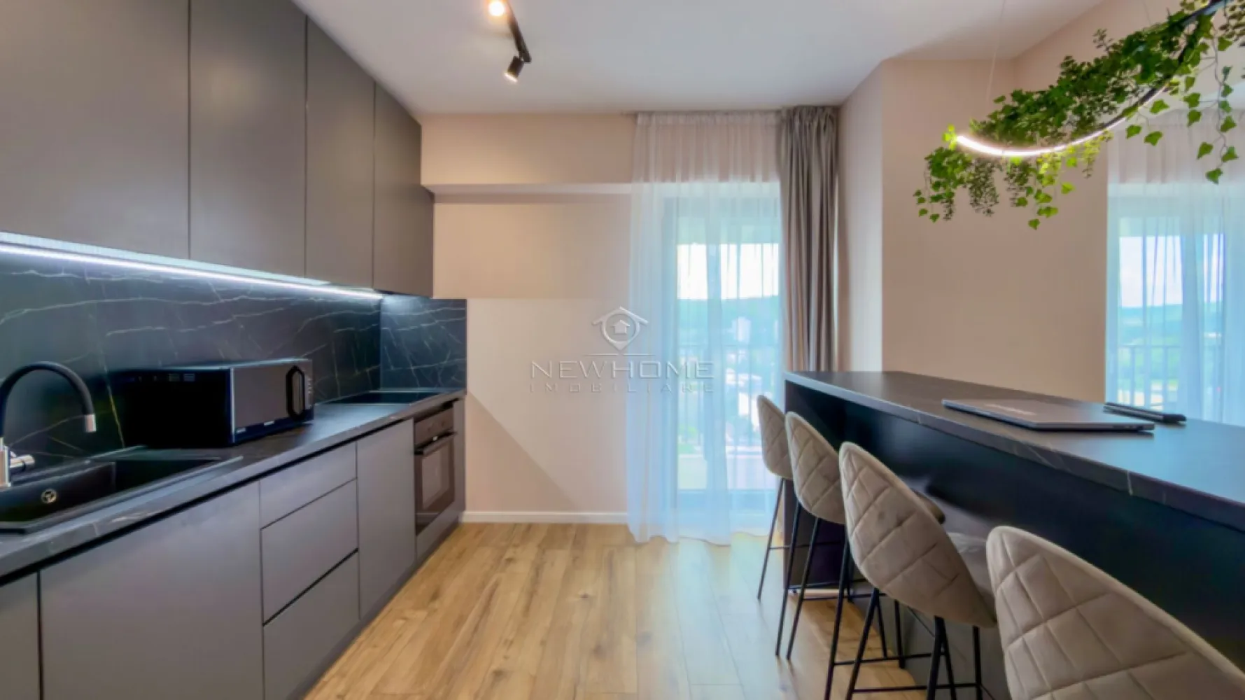 Apartament cu 2 camere, Parcare, West City Tower - NewHOME Imobiliare ofera spre închiriere un apartament modern cu 2 camere, situat în cartierul Manastur in complexul rezidențial West City Tower, amplasat la etajul 14 din 25, cu o priveliște deosebită.
Apartamentul beneficiază de finisaje premium și dotări moderne, oferind un confort ridicat pentru viitorii chiriași.

Compartiment astfel: Living cu bucătărie open-space, dormitor spațios, baie modernă, hol și balcon.
Apartamentul este dotat cu aer condiționat, încălzirea în pardoseală, și toate electrocasnicele necesare.
Dispune de loc de parcare în garajul subteran, inclus in pret.

Disponibil imediat. Nu se acceptă animale de companie.
Pentru mai multe informații sau pentru programarea unei vizionări, nu ezitați să ne contactați.