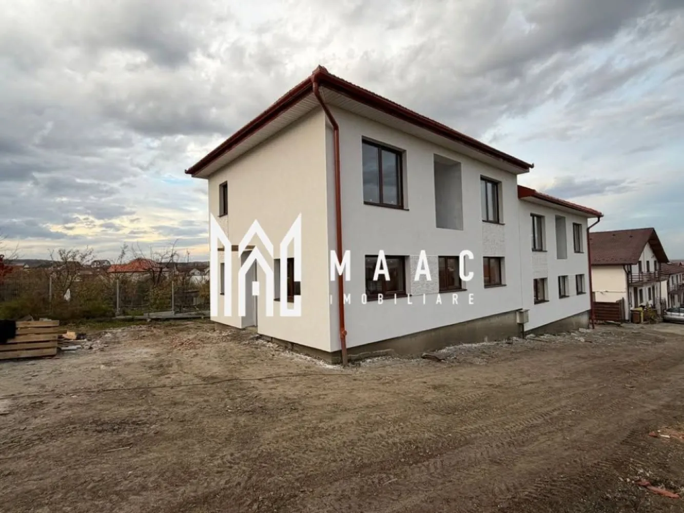 Casă Tip Duplex | 4 Camere | 2 Balcoane | Terasă | Șura Mică - Maac Imobiliare prezintă spre vânzare o vilă tip duplex, situată într-o zonă liniștită din Șura Mică, cu acces facil către Sibiu și în imediata apropiere a punctelor de interes.

Caracteristici generale:

Regim de înălțime: P+E+Pod
Suprafață utilă: 120 mp
Suprafață construită: 150 mp
Amprentă la sol: 70 mp
Suprafață teren: 190 mp
Suprafață curte liberă: 120 mp
An construcție: 2024
Stadiu: Finalizată, predare la alb
 Compartimentare:
 Parter: Living spațios, bucătărie închisă, baie, terasă generoasă
 Etaj: 3 dormitoare, baie, 2 balcoane
 Pod: Disponibil pe toată suprafața casei

 Dotări și beneficii:

Încălzire prin pardoseală la parter și calorifere la etaj
Centrală termică pe gaz
Geamuri termopan de înaltă calitate
Perete dublu, izolat între case
Acoperiș din țiglă
Loc de parcare inclus în preț
Curte cu acces auto

Pentru mai multe detalii precizati telefonic ca ati vazut anuntul ID: CP2396186