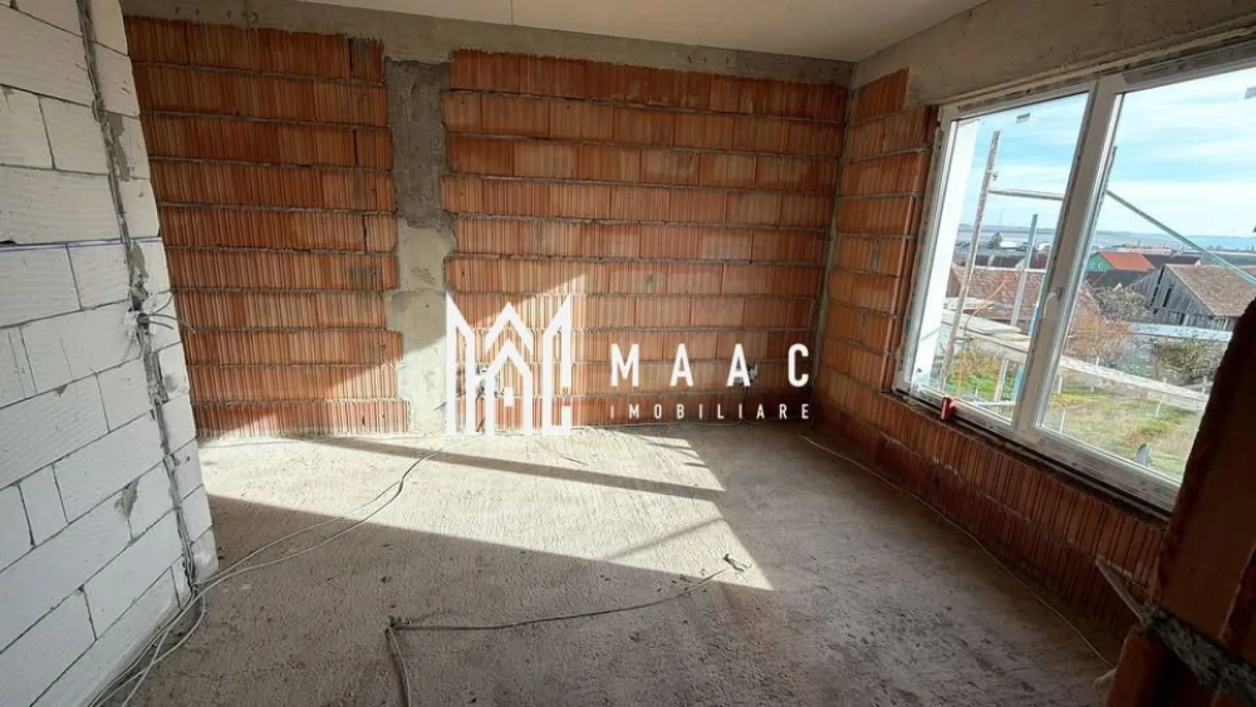 Casă Tip Duplex | 4 Camere | 2 Balcoane | Terasă | Șura Mică - Maac Imobiliare prezintă spre vânzare o vilă tip duplex, situată într-o zonă liniștită din Șura Mică, cu acces facil către Sibiu și în imediata apropiere a punctelor de interes.

Caracteristici generale:

Regim de înălțime: P+E+Pod
Suprafață utilă: 120 mp
Suprafață construită: 150 mp
Amprentă la sol: 70 mp
Suprafață teren: 190 mp
Suprafață curte liberă: 120 mp
An construcție: 2024
Stadiu: Finalizată, predare la alb
 Compartimentare:
 Parter: Living spațios, bucătărie închisă, baie, terasă generoasă
 Etaj: 3 dormitoare, baie, 2 balcoane
 Pod: Disponibil pe toată suprafața casei

 Dotări și beneficii:

Încălzire prin pardoseală la parter și calorifere la etaj
Centrală termică pe gaz
Geamuri termopan de înaltă calitate
Perete dublu, izolat între case
Acoperiș din țiglă
Loc de parcare inclus în preț
Curte cu acces auto

Pentru mai multe detalii precizati telefonic ca ati vazut anuntul ID: CP2396186