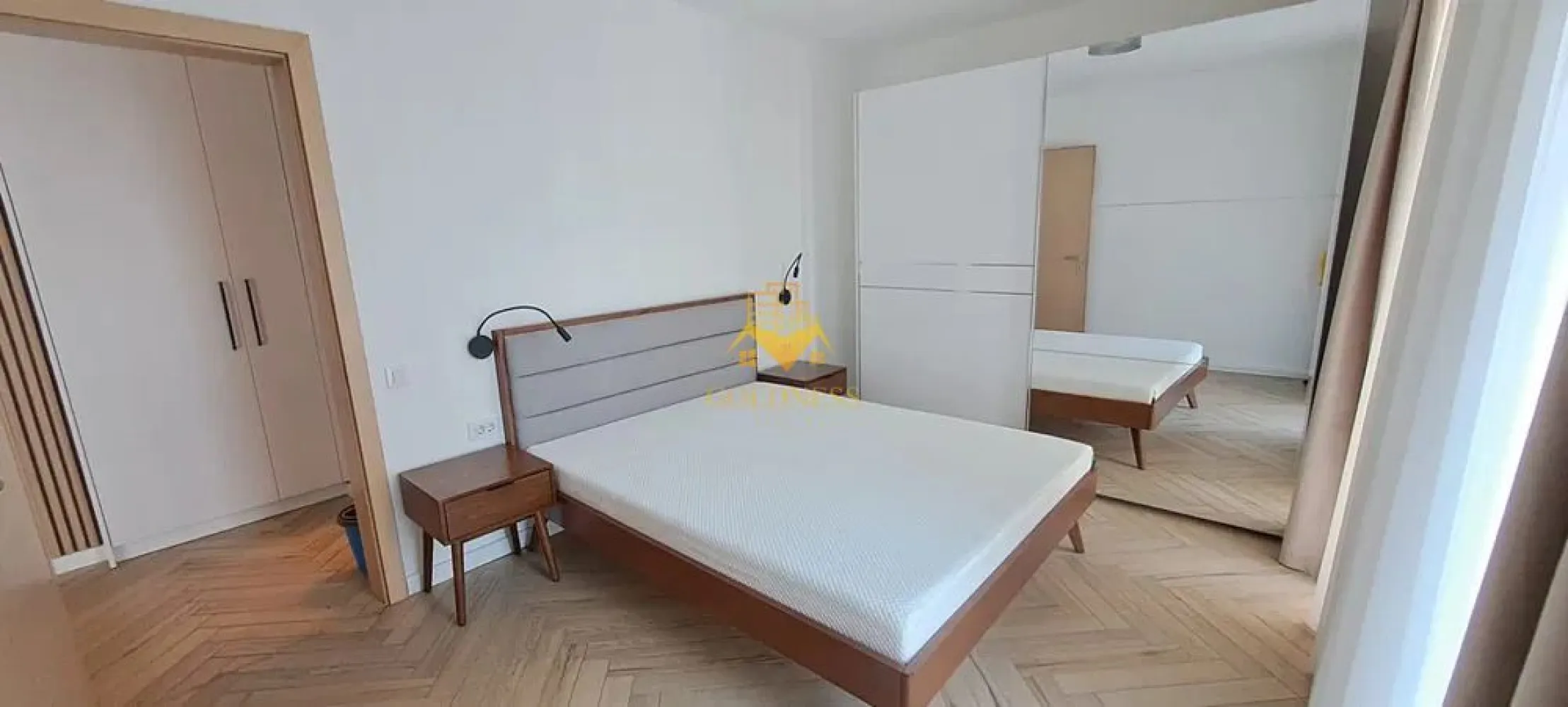 2 camere open space, Premium, Parcare, Zona Piata Abator, Marasti - GOLDNESS Imobiliare vă propune spre închiriere un apartament cu 2 camere complet mobilat și utilat, la etajul 3 într-un imobil de 4 etaje, în Cartierul .
Dispune de loc de parcare subterana!
Se află în apropierea stațiilor de transport în comun, magazine, restaurante, spații verzi, farmacii, etc. 

Apartamentul este compartimentat astfel:
 - dormitor cu pat matrimonial, dressing, noptiere
 - living cu bucatarie open space complet utilată și mobilată, canapea extensibilă, loc de servit masa 
 - baie cu dus walk-in, calorifer port prosop și dulap pentru depozitare.
 - 2 balcoane 10 mp.

Imobilul este dotat cu toate cele necesare- centrală proprie, frigider, aragaz, hotă, mașină de spălat haine si haine, televizor, etc. 

Dacă sunteți interesați de acest apartament și doriți să îl vizionați, dar și pentru alte oferte nu ezitați să ne contactați telefonic sau prin e-mail. Vă stăm la dispoziție!
Pentru intermediere se percepe un comision de 50% din prețul chiriei!
