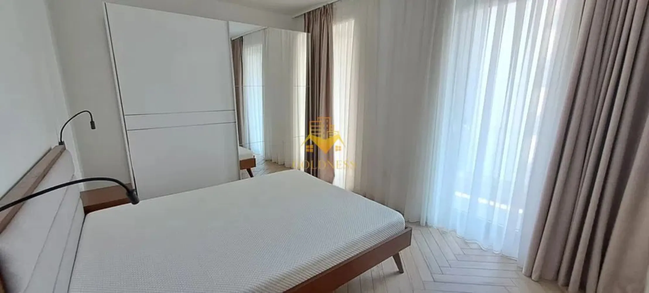 2 camere open space, Premium, Parcare, Zona Piata Abator, Marasti - GOLDNESS Imobiliare vă propune spre închiriere un apartament cu 2 camere complet mobilat și utilat, la etajul 3 într-un imobil de 4 etaje, în Cartierul .
Dispune de loc de parcare subterana!
Se află în apropierea stațiilor de transport în comun, magazine, restaurante, spații verzi, farmacii, etc. 

Apartamentul este compartimentat astfel:
 - dormitor cu pat matrimonial, dressing, noptiere
 - living cu bucatarie open space complet utilată și mobilată, canapea extensibilă, loc de servit masa 
 - baie cu dus walk-in, calorifer port prosop și dulap pentru depozitare.
 - 2 balcoane 10 mp.

Imobilul este dotat cu toate cele necesare- centrală proprie, frigider, aragaz, hotă, mașină de spălat haine si haine, televizor, etc. 

Dacă sunteți interesați de acest apartament și doriți să îl vizionați, dar și pentru alte oferte nu ezitați să ne contactați telefonic sau prin e-mail. Vă stăm la dispoziție!
Pentru intermediere se percepe un comision de 50% din prețul chiriei!