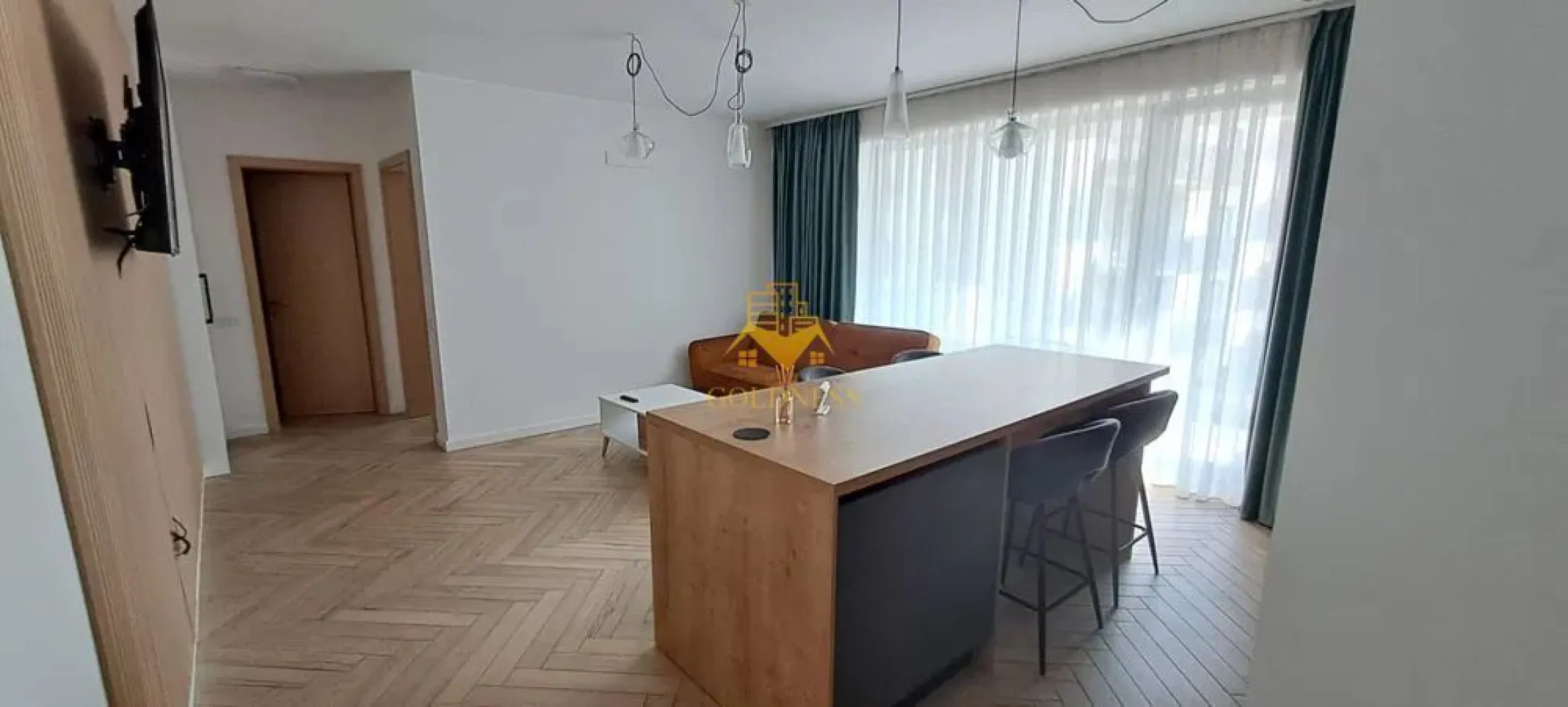 2 camere open space, Premium, Parcare, Zona Piata Abator, Marasti - GOLDNESS Imobiliare vă propune spre închiriere un apartament cu 2 camere complet mobilat și utilat, la etajul 3 într-un imobil de 4 etaje, în Cartierul .
Dispune de loc de parcare subterana!
Se află în apropierea stațiilor de transport în comun, magazine, restaurante, spații verzi, farmacii, etc. 

Apartamentul este compartimentat astfel:
 - dormitor cu pat matrimonial, dressing, noptiere
 - living cu bucatarie open space complet utilată și mobilată, canapea extensibilă, loc de servit masa 
 - baie cu dus walk-in, calorifer port prosop și dulap pentru depozitare.
 - 2 balcoane 10 mp.

Imobilul este dotat cu toate cele necesare- centrală proprie, frigider, aragaz, hotă, mașină de spălat haine si haine, televizor, etc. 

Dacă sunteți interesați de acest apartament și doriți să îl vizionați, dar și pentru alte oferte nu ezitați să ne contactați telefonic sau prin e-mail. Vă stăm la dispoziție!
Pentru intermediere se percepe un comision de 50% din prețul chiriei!