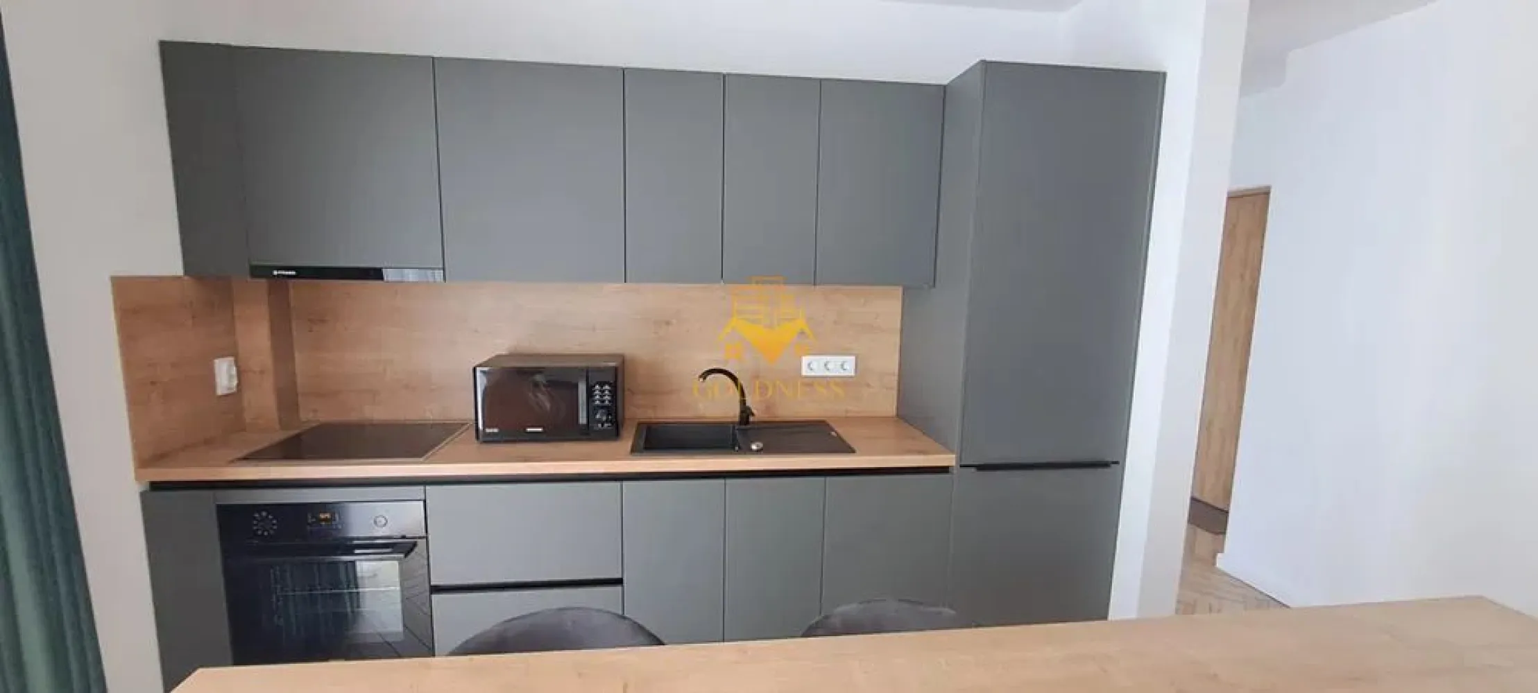 2 camere open space, Premium, Parcare, Zona Piata Abator, Marasti - GOLDNESS Imobiliare vă propune spre închiriere un apartament cu 2 camere complet mobilat și utilat, la etajul 3 într-un imobil de 4 etaje, în Cartierul .
Dispune de loc de parcare subterana!
Se află în apropierea stațiilor de transport în comun, magazine, restaurante, spații verzi, farmacii, etc. 

Apartamentul este compartimentat astfel:
 - dormitor cu pat matrimonial, dressing, noptiere
 - living cu bucatarie open space complet utilată și mobilată, canapea extensibilă, loc de servit masa 
 - baie cu dus walk-in, calorifer port prosop și dulap pentru depozitare.
 - 2 balcoane 10 mp.

Imobilul este dotat cu toate cele necesare- centrală proprie, frigider, aragaz, hotă, mașină de spălat haine si haine, televizor, etc. 

Dacă sunteți interesați de acest apartament și doriți să îl vizionați, dar și pentru alte oferte nu ezitați să ne contactați telefonic sau prin e-mail. Vă stăm la dispoziție!
Pentru intermediere se percepe un comision de 50% din prețul chiriei!