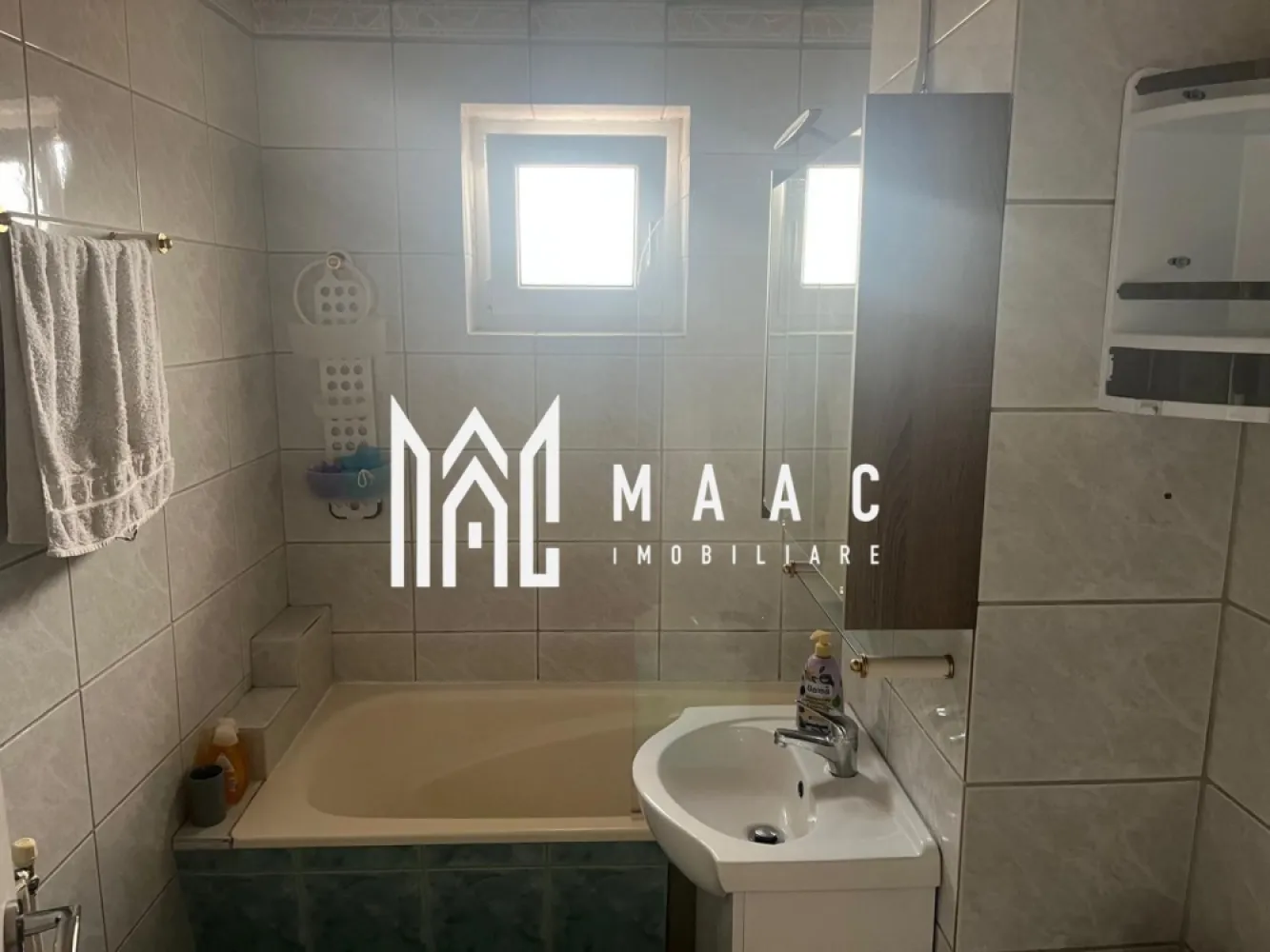 PET FRIENDLY I Apartament 3 Camere I Etaj 3 I Sos Alba Iulia - Îți prezentăm spre închiriere un apartament cu 3 camere, situat la etajul 3 din 7, într-un imobil într-o zonă bine conectată la facilități urbane. 
Cu o suprafață utilă de 68 mp, apartamentul este ideal pentru o familie, un cuplu sau persoane care caută un spațiu complet amenajat și gata de locuit.

Compartimentare și dotări:
✔️ Decomandat
✔️ 2 dormitoare
✔️ Living
✔️ Bucătărie separată
✔️ 2 băi
✔️ Balcon
✔️ Etaj 3 din 7
✔️ Complet utilat
✔️ Se acceptă animale de companie
✔️ Disponibil imediat

Locuința este luminoasă, bine întreținută și oferă confortul necesar pentru un trai relaxat. 

Acces rapid către mijloace de transport în comun, magazine, școli și alte puncte de interes.

Pentru mai multe informații sau pentru a programa o vizionare:ID: CP2555741