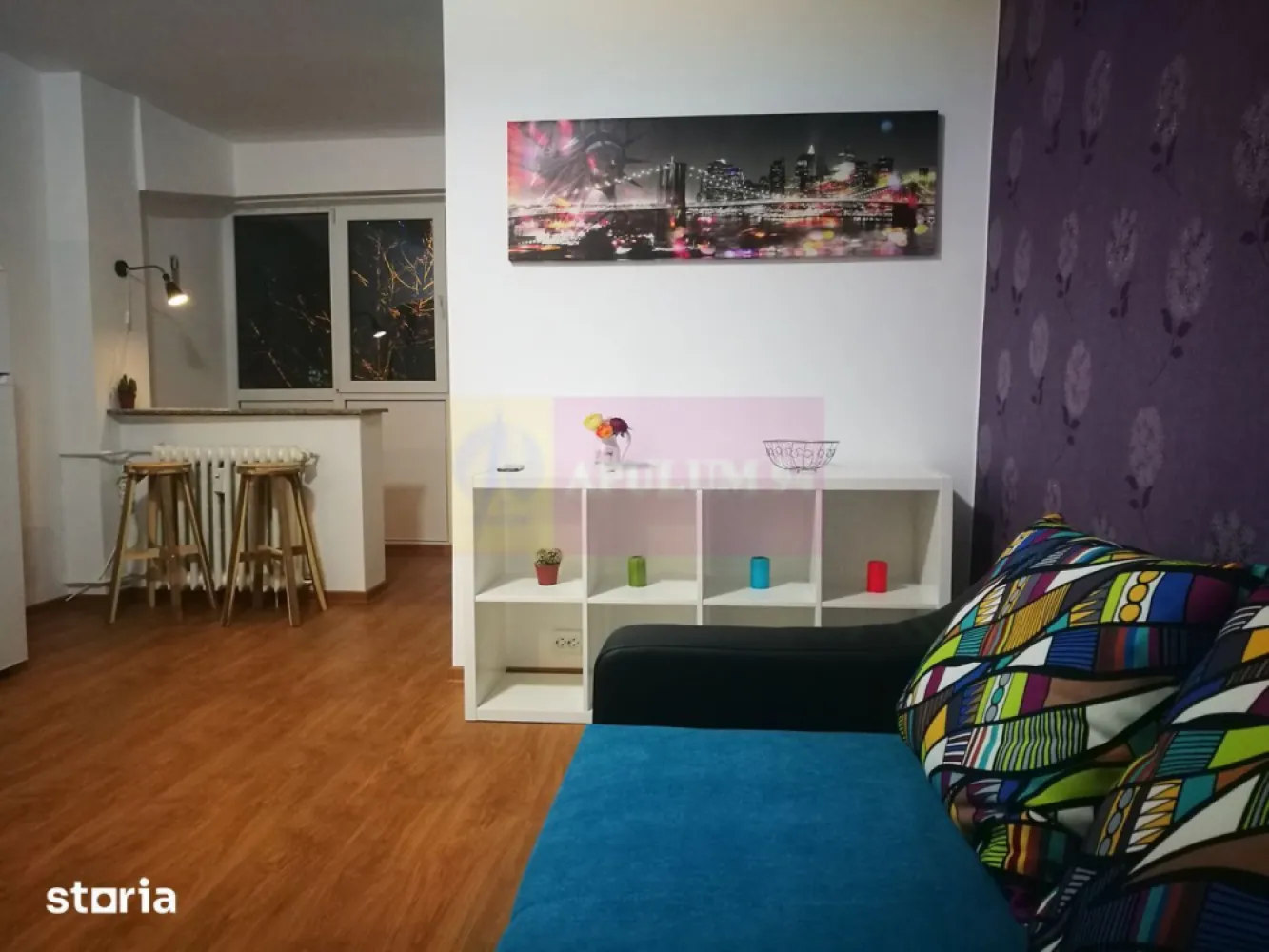 Garsonieră Mobilată Utilată-Zona Vitan – Dristor - Agentia Imobiliara Apulum 94,

Vă propune spre vânzare o garsonieră semidecomandată, mobilată și utilată complet, situată în zona Vitan.
 Fiind poziționată într-o zonă extrem de bine conectată din punct de vedere al transportului public și aproape de facilități comerciale, proprietatea este gata pentru mutare imediată sau ideală pentru investiție (închiriere rapidă)
.
Conectivitate și Transport 

(Locație Excelentă)Stație STB la doar 2 minute de mers pe jos: Acces rapid la liniile de autobuz 123 și 135 (legături directe către puncte cheie ale orașului).Metrou Dristor la doar 10 minute de mers pe jos: Nod major de metrou care asigură accesul facil pe magistralele principale.

Vecinătăți șipuncte de Interes

Cumpărături: Centrul Comercial Auchan Vitan ( 2-3 min)

Recreere & Sport: Stadionul Olimpia (în imediata vecinătate

)Educație: Școala Gimnazială nr. 87

Detalii Tehnice & Compartimentare
Tip compartimentare: Semidecomandată Suprafață totală: 31 mp Etaj: 1 dintr-un regim de înălțime de 10 etaje (ideal pentru acces facil și independență totală față de lift)
An construcție bloc: 1979 (imobil de tip bloc de garsoniere, structură solidă)

Mobilier și Dotări (Se vinde exact cum se prezintă)

Garsoniera a fost configurată inteligent pentru a oferi confort maxim și soluții de depozitare
:Zona de zi: Canapea confortabilă, mobilier pentru living și televizor (TV)
.Hol:Dressing spațios, ideal pentru depozitare voluminoasă.
Climatizare: Aparat de aer condiționat Gree (12000 BTU), perfect pentru confortul termic în sezonul cald
.Bucătărie Complet Utilată Spațiul este gata pentru gătit și dotat cu electrocasnice complet funcționale :Plită și cuptor Hotă Frigider
Utilități Generale Curent electric, apă, canalizare, gaz, CATV (cablu TV și internet de mare viteză). 
Sistem de încălzire: Termoficare municipală, prin calorifere.

Concluzie: Această proprietate îmbină avantajele unui etaj inferior (Etajul 1) cu o conectivitate impecabilă (STB la 2 min, Metrou la 10 min) și dotări complete la cheie. Te scutește de orice investiție inițială în amenajare!