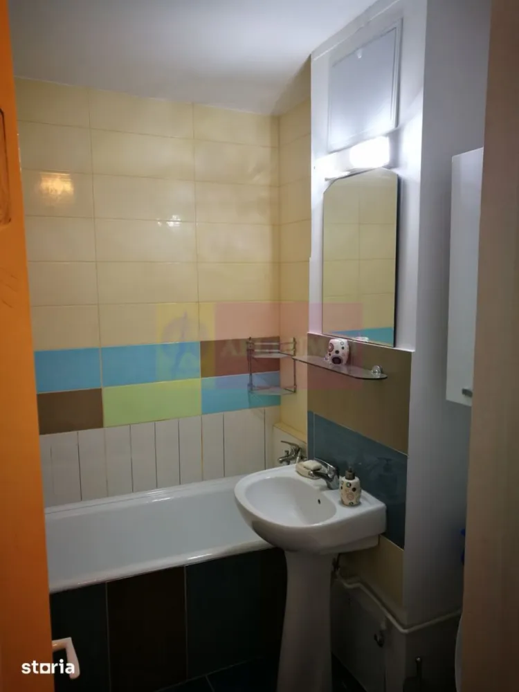 Garsonieră Mobilată Utilată-Zona Vitan – Dristor - Agentia Imobiliara Apulum 94,

Vă propune spre vânzare o garsonieră semidecomandată, mobilată și utilată complet, situată în zona Vitan.
 Fiind poziționată într-o zonă extrem de bine conectată din punct de vedere al transportului public și aproape de facilități comerciale, proprietatea este gata pentru mutare imediată sau ideală pentru investiție (închiriere rapidă)
.
Conectivitate și Transport 

(Locație Excelentă)Stație STB la doar 2 minute de mers pe jos: Acces rapid la liniile de autobuz 123 și 135 (legături directe către puncte cheie ale orașului).Metrou Dristor la doar 10 minute de mers pe jos: Nod major de metrou care asigură accesul facil pe magistralele principale.

Vecinătăți șipuncte de Interes

Cumpărături: Centrul Comercial Auchan Vitan ( 2-3 min)

Recreere & Sport: Stadionul Olimpia (în imediata vecinătate

)Educație: Școala Gimnazială nr. 87

Detalii Tehnice & Compartimentare
Tip compartimentare: Semidecomandată Suprafață totală: 31 mp Etaj: 1 dintr-un regim de înălțime de 10 etaje (ideal pentru acces facil și independență totală față de lift)
An construcție bloc: 1979 (imobil de tip bloc de garsoniere, structură solidă)

Mobilier și Dotări (Se vinde exact cum se prezintă)

Garsoniera a fost configurată inteligent pentru a oferi confort maxim și soluții de depozitare
:Zona de zi: Canapea confortabilă, mobilier pentru living și televizor (TV)
.Hol:Dressing spațios, ideal pentru depozitare voluminoasă.
Climatizare: Aparat de aer condiționat Gree (12000 BTU), perfect pentru confortul termic în sezonul cald
.Bucătărie Complet Utilată Spațiul este gata pentru gătit și dotat cu electrocasnice complet funcționale :Plită și cuptor Hotă Frigider
Utilități Generale Curent electric, apă, canalizare, gaz, CATV (cablu TV și internet de mare viteză). 
Sistem de încălzire: Termoficare municipală, prin calorifere.

Concluzie: Această proprietate îmbină avantajele unui etaj inferior (Etajul 1) cu o conectivitate impecabilă (STB la 2 min, Metrou la 10 min) și dotări complete la cheie. Te scutește de orice investiție inițială în amenajare!