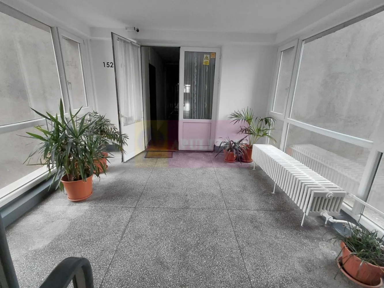 Titan, BebeTei, Lidl - Va oferim spre vanzare un apartament de 2 camere in Titan, langa metrou si parcul IOR, in apropiere de Piata Minis, Lidl, Mega Image, la etajul 5/10, curat si bine intretinut, cu balcon spatios si luminos. Scara dispune de 3 lifturi moderne, blocul este anvelopat termic, scara blocului este curata impecabila cu lumina naturala. 
Apartamentul are contorizare separata: gaze, apa, curent electric. Incalzirea este de la RADET.
Dispune de urmatoarele finisaje in buna stare: gresie, faianta, parchet laminat, termopan, balconul inchis in termopan, usa metalica.
Orientare cardinala VEST.
Pentru detalii suplimentare si vizionari contactati agentul Dona Camelia 0733683461