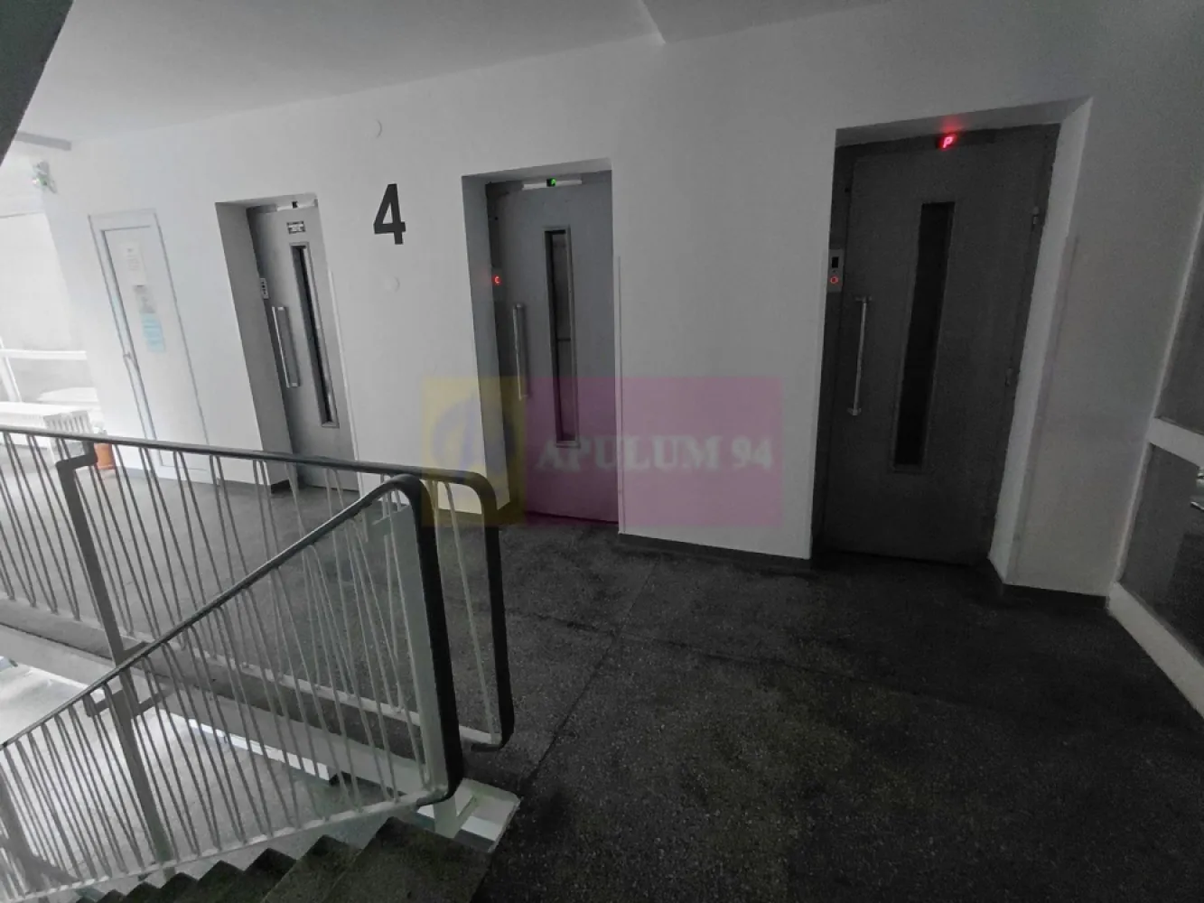 Titan, BebeTei, Lidl - Va oferim spre vanzare un apartament de 2 camere in Titan, langa metrou si parcul IOR, in apropiere de Piata Minis, Lidl, Mega Image, la etajul 5/10, curat si bine intretinut, cu balcon spatios si luminos. Scara dispune de 3 lifturi moderne, blocul este anvelopat termic, scara blocului este curata impecabila cu lumina naturala. 
Apartamentul are contorizare separata: gaze, apa, curent electric. Incalzirea este de la RADET.
Dispune de urmatoarele finisaje in buna stare: gresie, faianta, parchet laminat, termopan, balconul inchis in termopan, usa metalica.
Orientare cardinala VEST.
Pentru detalii suplimentare si vizionari contactati agentul Dona Camelia 0733683461