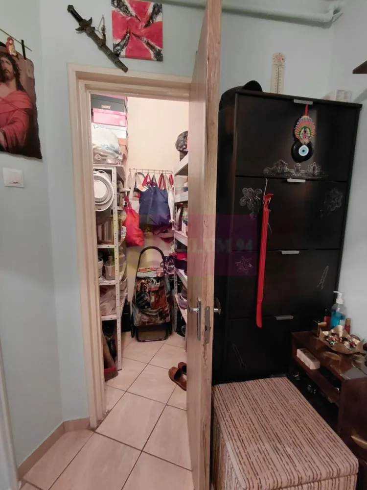 Titan, BebeTei, Lidl - Va oferim spre vanzare un apartament de 2 camere in Titan, langa metrou si parcul IOR, in apropiere de Piata Minis, Lidl, Mega Image, la etajul 5/10, curat si bine intretinut, cu balcon spatios si luminos. Scara dispune de 3 lifturi moderne, blocul este anvelopat termic, scara blocului este curata impecabila cu lumina naturala. 
Apartamentul are contorizare separata: gaze, apa, curent electric. Incalzirea este de la RADET.
Dispune de urmatoarele finisaje in buna stare: gresie, faianta, parchet laminat, termopan, balconul inchis in termopan, usa metalica.
Orientare cardinala VEST.
Pentru detalii suplimentare si vizionari contactati agentul Dona Camelia 0733683461