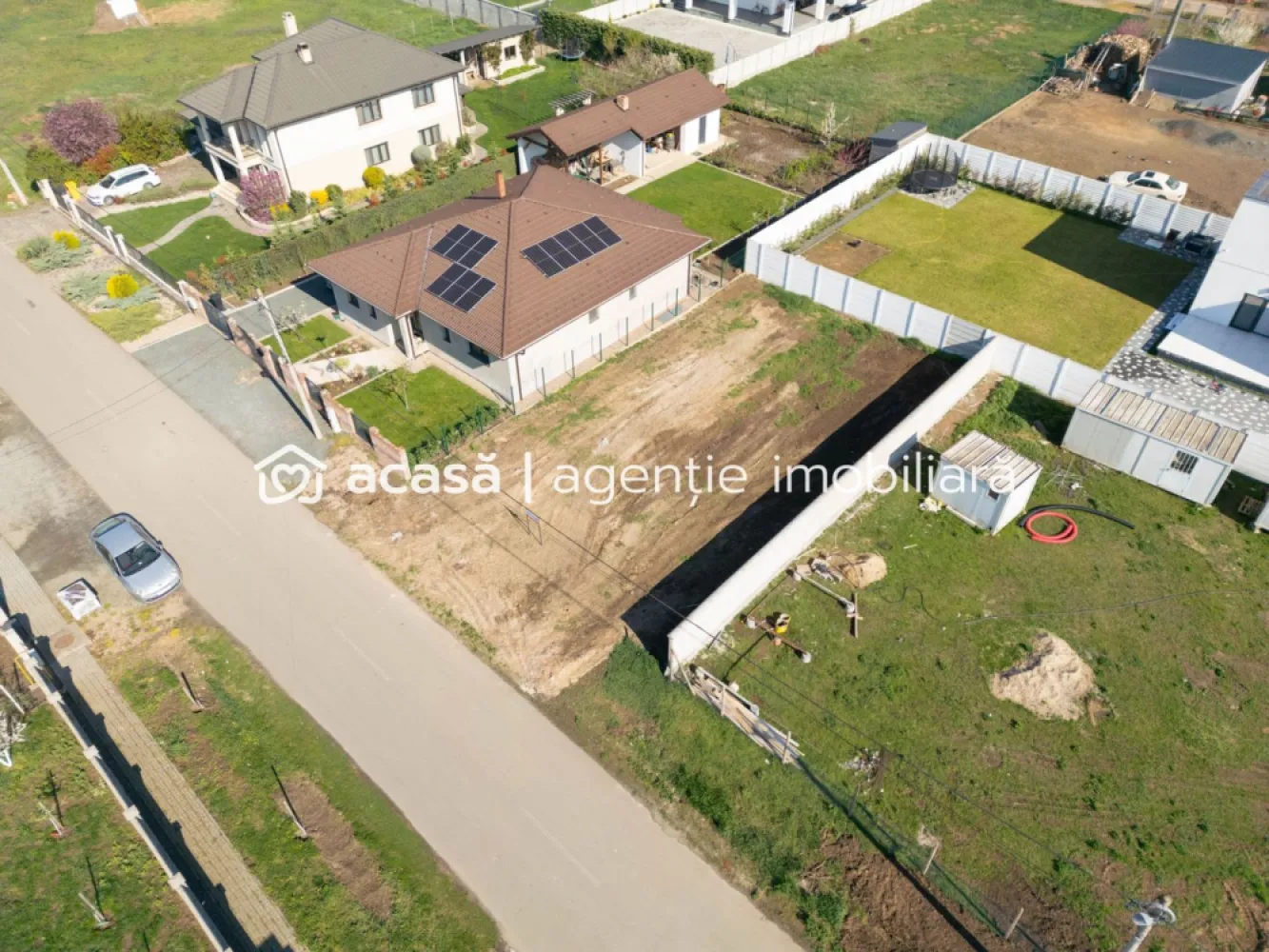 Teren intravilan 367 mp – Vladimirescu, Tineretului - COMISION 0 - Vă propunem spre vânzare un teren situat în Vladimirescu, în cartierul Tineretului, o zonă liniștită și în plină dezvoltare.

📐 Suprafață teren: 367 mp
📏 Front stradal: 15 ml
🏗️ POT: 40%
🏠 Regim de înălțime: P + 1E
🛣️ Acces: drum asfaltat
🔒 Împrejmuire: gard finalizat pe 3 laturi
⚡ Utilități: toate utilitățile disponibile la parcelă

Terenul este ideal pentru construcția unei locuințe personale, oferind un echilibru perfect între confort, accesibilitate și intimitate.

📞 Pentru mai multe detalii, sunați la: 0755 274 519 - Daniel Hord – Consultant imobiliar

Nu dispui de toată suma? Te ajutăm noi gratuit! Îți obținem oferte de la 16 bănci.
Ai o proprietate de vânzare în Arad și vrei să știi cât valorează cu adevărat?
Sună-mă pentru o evaluare gratuită, fără obligații.

Birou: ACASĂ | Agenție imobiliară Arad
Bulevardul Decebal 2, Arad 310133