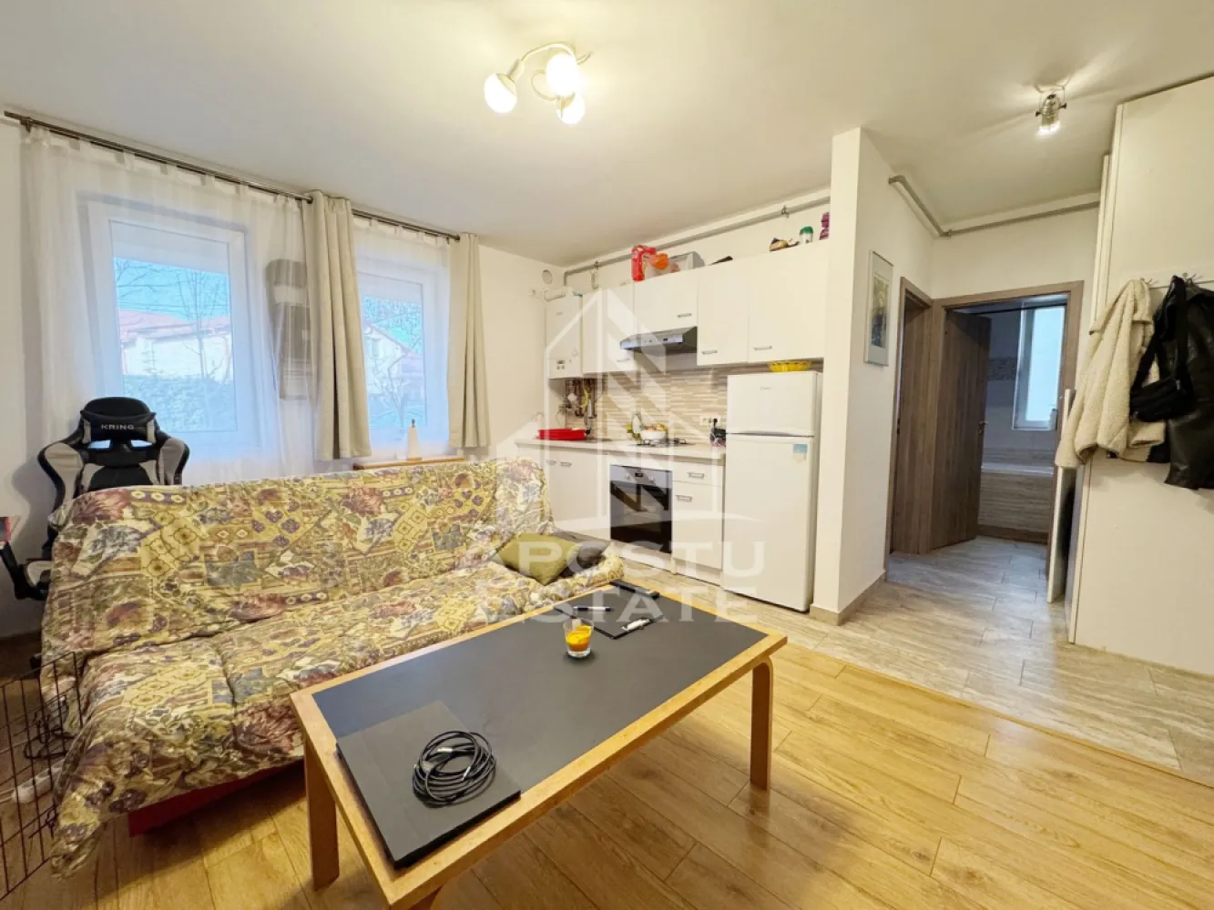 Apartament 2 camere de vanzare, 35mp utili -Giroc, zona ESO - Agentia imobiliara APOSTU ESTATE va propune spre vanzare un apartament cu 2 camere cu living open-space + bucatarie, situat in zona benzinariei ESO Giroc, judetul Timis .
Drumul de acces spre imobil este asfaltat. In apropiere se afla magazine si supermarket-uri precum Lidl, Profi, Mega Image, Penny, Scoala, Gradinita la o distanta de 5 minute, acces facil la mijloace de transport in comun.

Apartamentul se vinde complet mobilat si utilat, precum se observa in imagini.
Imobilul dispune de o suprafata de 35 mp utili si este situat la Parter.

Compartimentare:
- living si bucatarie .
- hol .
- dormitor.
- baie cu geam si cada.

Detalii tehnice:
- constructie realizata in anul 2017 din caramida Porotherm de 25 cm.
- exterior izolat cu polistiren de 10 cm .
- pereti despartitori complet din caramida (fara rigips) tencuiti mecanizat finisati cu glet si vopsea lavabila.
- geamuri termopan cu izolare fonica si termica superioara, foarte mari si luminoase .
- centrala proprie pe gaz, sistem eficient de incalzire prin pardoseala.
- usa acces securizata, usi interioare MDF .
- electrocasnice in stare perfecta de functionare. (frigider, masina de spalat rufe, aragaz, cuptor, hota).
- 1 loc de parcare in CF .
Utilitati complete: curent, apa de la retea, canalizare, gaz.

Pret: 78.000 Euro
Pentru mai multe detalii nu ezitati sa ne contactati!

Acceptam orice fel de credit bancar. Oferim consultanta si solutii financiare prin colaboratorii nostri pentru a obtine cel mai avantajos credit Ipotecar sau Noua Casa.

Va asteptam cu drag la o vizionare chiar astazi!
CP 2981882