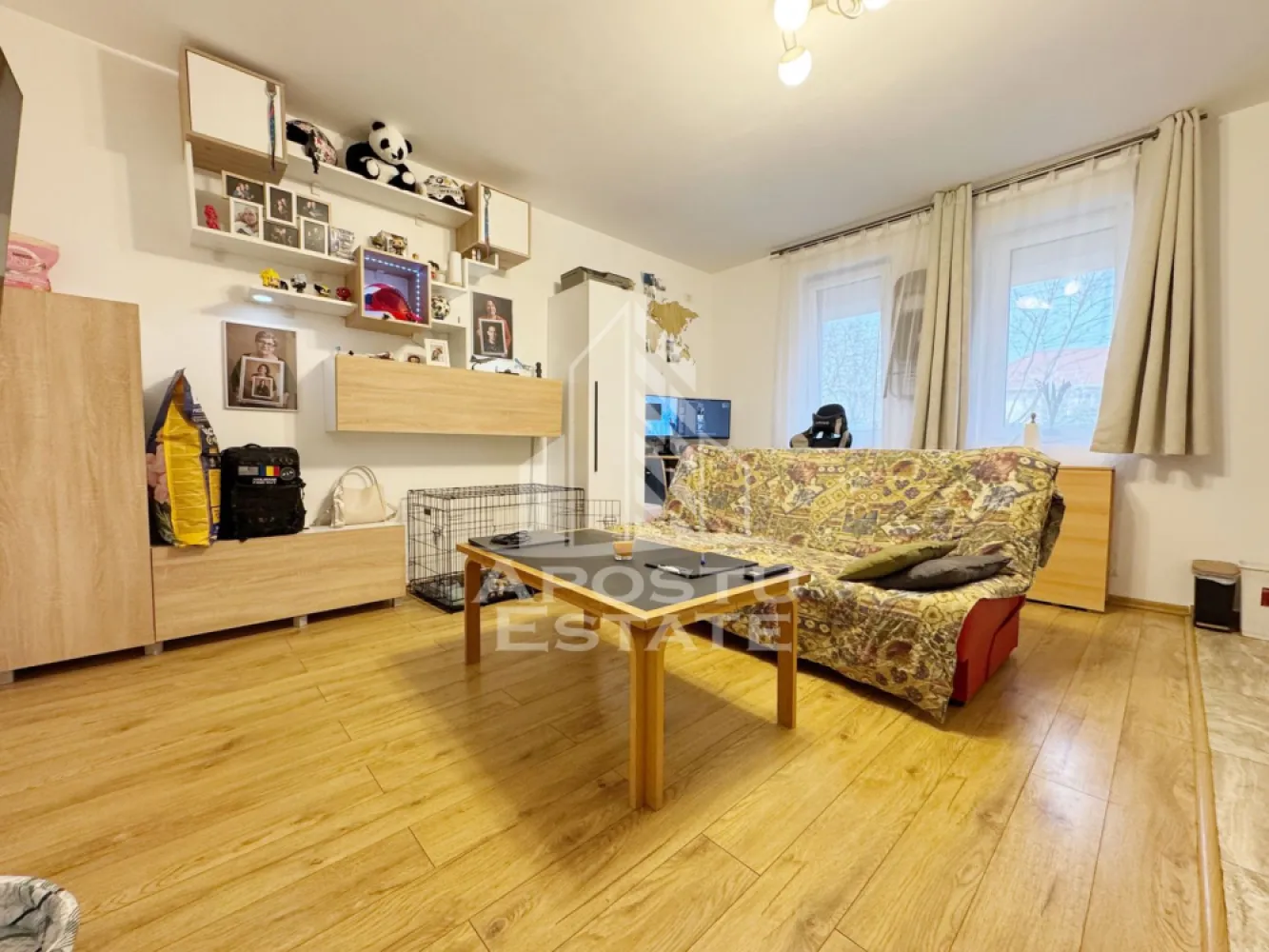 Apartament 2 camere de vanzare, 35mp utili -Giroc, zona ESO - Agentia imobiliara APOSTU ESTATE va propune spre vanzare un apartament cu 2 camere cu living open-space + bucatarie, situat in zona benzinariei ESO Giroc, judetul Timis .
Drumul de acces spre imobil este asfaltat. In apropiere se afla magazine si supermarket-uri precum Lidl, Profi, Mega Image, Penny, Scoala, Gradinita la o distanta de 5 minute, acces facil la mijloace de transport in comun.

Apartamentul se vinde complet mobilat si utilat, precum se observa in imagini.
Imobilul dispune de o suprafata de 35 mp utili si este situat la Parter.

Compartimentare:
- living si bucatarie .
- hol .
- dormitor.
- baie cu geam si cada.

Detalii tehnice:
- constructie realizata in anul 2017 din caramida Porotherm de 25 cm.
- exterior izolat cu polistiren de 10 cm .
- pereti despartitori complet din caramida (fara rigips) tencuiti mecanizat finisati cu glet si vopsea lavabila.
- geamuri termopan cu izolare fonica si termica superioara, foarte mari si luminoase .
- centrala proprie pe gaz, sistem eficient de incalzire prin pardoseala.
- usa acces securizata, usi interioare MDF .
- electrocasnice in stare perfecta de functionare. (frigider, masina de spalat rufe, aragaz, cuptor, hota).
- 1 loc de parcare in CF .
Utilitati complete: curent, apa de la retea, canalizare, gaz.

Pret: 78.000 Euro
Pentru mai multe detalii nu ezitati sa ne contactati!

Acceptam orice fel de credit bancar. Oferim consultanta si solutii financiare prin colaboratorii nostri pentru a obtine cel mai avantajos credit Ipotecar sau Noua Casa.

Va asteptam cu drag la o vizionare chiar astazi!
CP 2981882