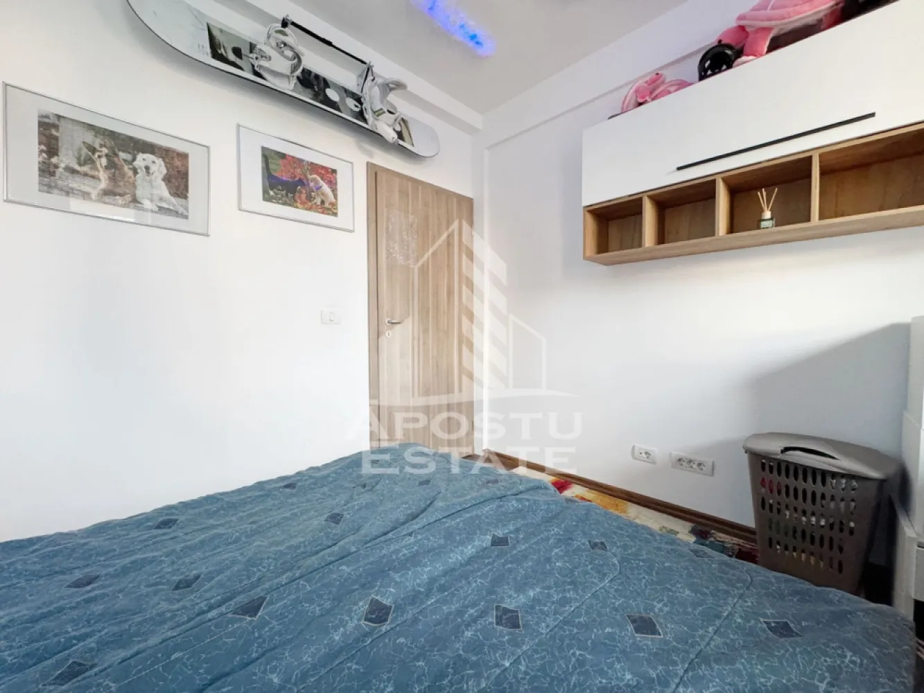 Apartament 2 camere de vanzare, 35mp utili -Giroc, zona ESO - Agentia imobiliara APOSTU ESTATE va propune spre vanzare un apartament cu 2 camere cu living open-space + bucatarie, situat in zona benzinariei ESO Giroc, judetul Timis .
Drumul de acces spre imobil este asfaltat. In apropiere se afla magazine si supermarket-uri precum Lidl, Profi, Mega Image, Penny, Scoala, Gradinita la o distanta de 5 minute, acces facil la mijloace de transport in comun.

Apartamentul se vinde complet mobilat si utilat, precum se observa in imagini.
Imobilul dispune de o suprafata de 35 mp utili si este situat la Parter.

Compartimentare:
- living si bucatarie .
- hol .
- dormitor.
- baie cu geam si cada.

Detalii tehnice:
- constructie realizata in anul 2017 din caramida Porotherm de 25 cm.
- exterior izolat cu polistiren de 10 cm .
- pereti despartitori complet din caramida (fara rigips) tencuiti mecanizat finisati cu glet si vopsea lavabila.
- geamuri termopan cu izolare fonica si termica superioara, foarte mari si luminoase .
- centrala proprie pe gaz, sistem eficient de incalzire prin pardoseala.
- usa acces securizata, usi interioare MDF .
- electrocasnice in stare perfecta de functionare. (frigider, masina de spalat rufe, aragaz, cuptor, hota).
- 1 loc de parcare in CF .
Utilitati complete: curent, apa de la retea, canalizare, gaz.

Pret: 78.000 Euro
Pentru mai multe detalii nu ezitati sa ne contactati!

Acceptam orice fel de credit bancar. Oferim consultanta si solutii financiare prin colaboratorii nostri pentru a obtine cel mai avantajos credit Ipotecar sau Noua Casa.

Va asteptam cu drag la o vizionare chiar astazi!
CP 2981882