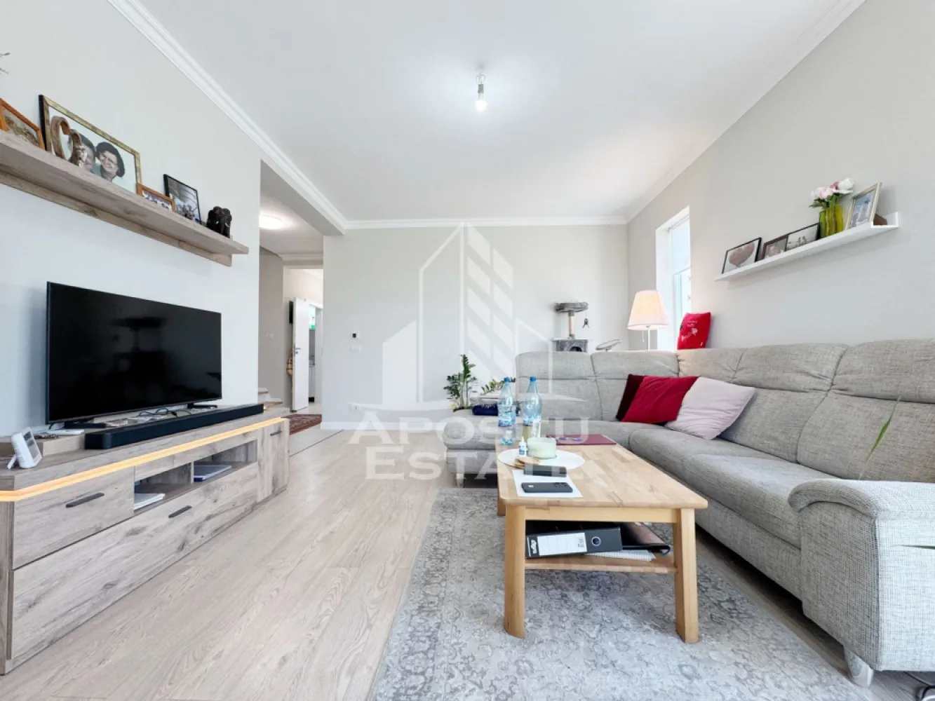 Duplex de vanzare, 5 camere, 120mp utili, 11mp terasa + balcon, Giroc - Agentia imobiliara APOSTU ESTATE va propune spre vanzare un duplex situat in Giroc .
Locatia imobilului se potriveste perfect celor ce isi doresc sa se detaseze de agitatia orasului. In apropiere sunt magazine si supermarket-uri precum Profi, Lidl, Mega Image, scoala, gradinita si mijloc de transport la o distanta de 5 minute .

Proprietatea dispune de un teren de 303 mp .
Imobilul are suprafata de 120 mp utili + terasa de 11 mp + balcon de 6 mp.

Compartimentare:
Parter:
- hol acces
- living cu iesire pe terasa
- bucatarie separata
- dormitor/ birou
- baie cu geam

Etaj: 
- hol acces
- 3 dormitoare dintre care unul cu iesire pe balcon
- baie cu dus si geam

Duplexul se vinde partial mobilat .

Detalii tehnice:
Regim de inaltime Parter + 1 Etaj + Pod .
- constructie realizata in anul 2021 din caramida Porotherm de 25 cm, izolata cu polistiren de 10cm EPS 80 decorativa siliconata.
- perete despartitor dublu izolat fonic complet din caramida (fara rigips) tencuiti mecanizat finisati cu vopsea lavabila alba.
- placa de beton peste etaj, pod izolat cu spuma poliuretanica cu celula deschisa, acoperis clasic cu tigla .
- geamuri tripan foarte mari si luminoase, usa acces pvc tripan, usi interioare MDF .
- centrala proprie pe gaz, incalzire in pardoseala si aparat pentru aer conditionat.
- aparataje modulare Gewiss.
- mobila din bucatarie realizata la comanda din mdf, frigider, masina de spalat vase, cuptor electric, hota si plita cu inductie .

Amenajari exterioare: Acces auto, loc de parcare in curte, poarta automatizata cu deschidere din telecomanda, foraj cu hidrofor pentru mentinerea gazonului, structura terasei acoperite de 11mp este din beton, posibilitate pentru carport .

Utilitati: curent, apa de la retea, canalizare, gaz, internet prin fibra optica, cablu Tv.

Pentru mai multe detalii nu ezitati sa ne contactati !
Acceptam orice fel de credit bancar. Oferim consultanta si solutii financiare prin colaboratorii nostri pentru a obtine cel mai avantajos credit Ipotecar sau Noua Casa .

Va asteptam cu drag la o vizionare chiar astazi!
CP 2977116