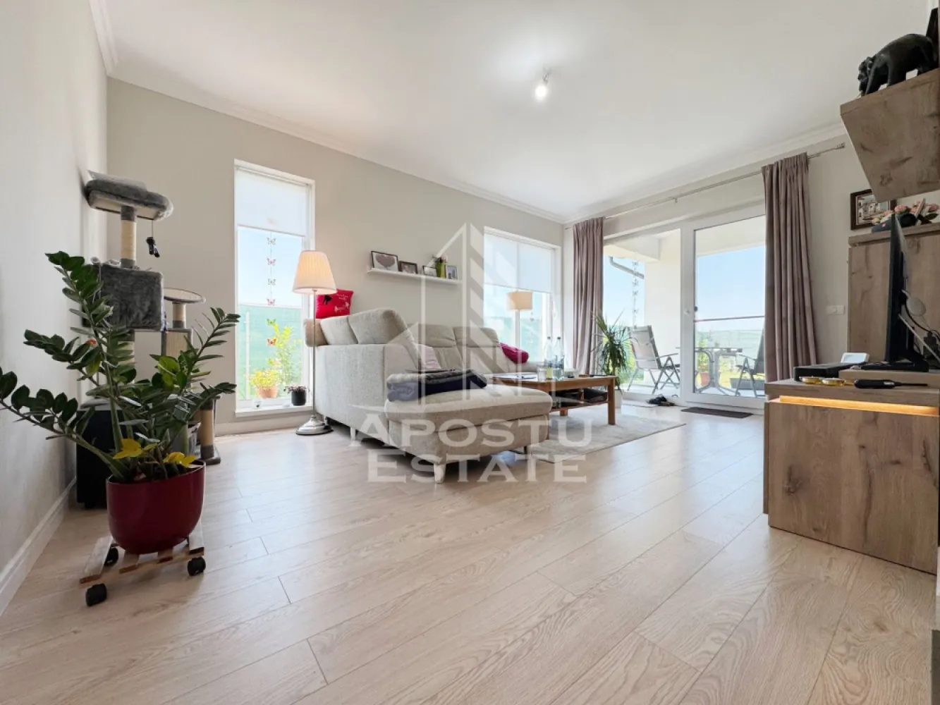 Duplex de vanzare, 5 camere, 120mp utili, 11mp terasa + balcon, Giroc - Agentia imobiliara APOSTU ESTATE va propune spre vanzare un duplex situat in Giroc .
Locatia imobilului se potriveste perfect celor ce isi doresc sa se detaseze de agitatia orasului. In apropiere sunt magazine si supermarket-uri precum Profi, Lidl, Mega Image, scoala, gradinita si mijloc de transport la o distanta de 5 minute .

Proprietatea dispune de un teren de 303 mp .
Imobilul are suprafata de 120 mp utili + terasa de 11 mp + balcon de 6 mp.

Compartimentare:
Parter:
- hol acces
- living cu iesire pe terasa
- bucatarie separata
- dormitor/ birou
- baie cu geam

Etaj: 
- hol acces
- 3 dormitoare dintre care unul cu iesire pe balcon
- baie cu dus si geam

Duplexul se vinde partial mobilat .

Detalii tehnice:
Regim de inaltime Parter + 1 Etaj + Pod .
- constructie realizata in anul 2021 din caramida Porotherm de 25 cm, izolata cu polistiren de 10cm EPS 80 decorativa siliconata.
- perete despartitor dublu izolat fonic complet din caramida (fara rigips) tencuiti mecanizat finisati cu vopsea lavabila alba.
- placa de beton peste etaj, pod izolat cu spuma poliuretanica cu celula deschisa, acoperis clasic cu tigla .
- geamuri tripan foarte mari si luminoase, usa acces pvc tripan, usi interioare MDF .
- centrala proprie pe gaz, incalzire in pardoseala si aparat pentru aer conditionat.
- aparataje modulare Gewiss.
- mobila din bucatarie realizata la comanda din mdf, frigider, masina de spalat vase, cuptor electric, hota si plita cu inductie .

Amenajari exterioare: Acces auto, loc de parcare in curte, poarta automatizata cu deschidere din telecomanda, foraj cu hidrofor pentru mentinerea gazonului, structura terasei acoperite de 11mp este din beton, posibilitate pentru carport .

Utilitati: curent, apa de la retea, canalizare, gaz, internet prin fibra optica, cablu Tv.

Pentru mai multe detalii nu ezitati sa ne contactati !
Acceptam orice fel de credit bancar. Oferim consultanta si solutii financiare prin colaboratorii nostri pentru a obtine cel mai avantajos credit Ipotecar sau Noua Casa .

Va asteptam cu drag la o vizionare chiar astazi!
CP 2977116