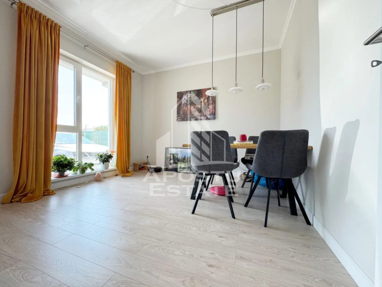 Duplex de vanzare, 5 camere, 120mp utili, 11mp terasa + balcon, Giroc - Agentia imobiliara APOSTU ESTATE va propune spre vanzare un duplex situat in Giroc .
Locatia imobilului se potriveste perfect celor ce isi doresc sa se detaseze de agitatia orasului. In apropiere sunt magazine si supermarket-uri precum Profi, Lidl, Mega Image, scoala, gradinita si mijloc de transport la o distanta de 5 minute .

Proprietatea dispune de un teren de 303 mp .
Imobilul are suprafata de 120 mp utili + terasa de 11 mp + balcon de 6 mp.

Compartimentare:
Parter:
- hol acces
- living cu iesire pe terasa
- bucatarie separata
- dormitor/ birou
- baie cu geam

Etaj: 
- hol acces
- 3 dormitoare dintre care unul cu iesire pe balcon
- baie cu dus si geam

Duplexul se vinde partial mobilat .

Detalii tehnice:
Regim de inaltime Parter + 1 Etaj + Pod .
- constructie realizata in anul 2021 din caramida Porotherm de 25 cm, izolata cu polistiren de 10cm EPS 80 decorativa siliconata.
- perete despartitor dublu izolat fonic complet din caramida (fara rigips) tencuiti mecanizat finisati cu vopsea lavabila alba.
- placa de beton peste etaj, pod izolat cu spuma poliuretanica cu celula deschisa, acoperis clasic cu tigla .
- geamuri tripan foarte mari si luminoase, usa acces pvc tripan, usi interioare MDF .
- centrala proprie pe gaz, incalzire in pardoseala si aparat pentru aer conditionat.
- aparataje modulare Gewiss.
- mobila din bucatarie realizata la comanda din mdf, frigider, masina de spalat vase, cuptor electric, hota si plita cu inductie .

Amenajari exterioare: Acces auto, loc de parcare in curte, poarta automatizata cu deschidere din telecomanda, foraj cu hidrofor pentru mentinerea gazonului, structura terasei acoperite de 11mp este din beton, posibilitate pentru carport .

Utilitati: curent, apa de la retea, canalizare, gaz, internet prin fibra optica, cablu Tv.

Pentru mai multe detalii nu ezitati sa ne contactati !
Acceptam orice fel de credit bancar. Oferim consultanta si solutii financiare prin colaboratorii nostri pentru a obtine cel mai avantajos credit Ipotecar sau Noua Casa .

Va asteptam cu drag la o vizionare chiar astazi!
CP 2977116